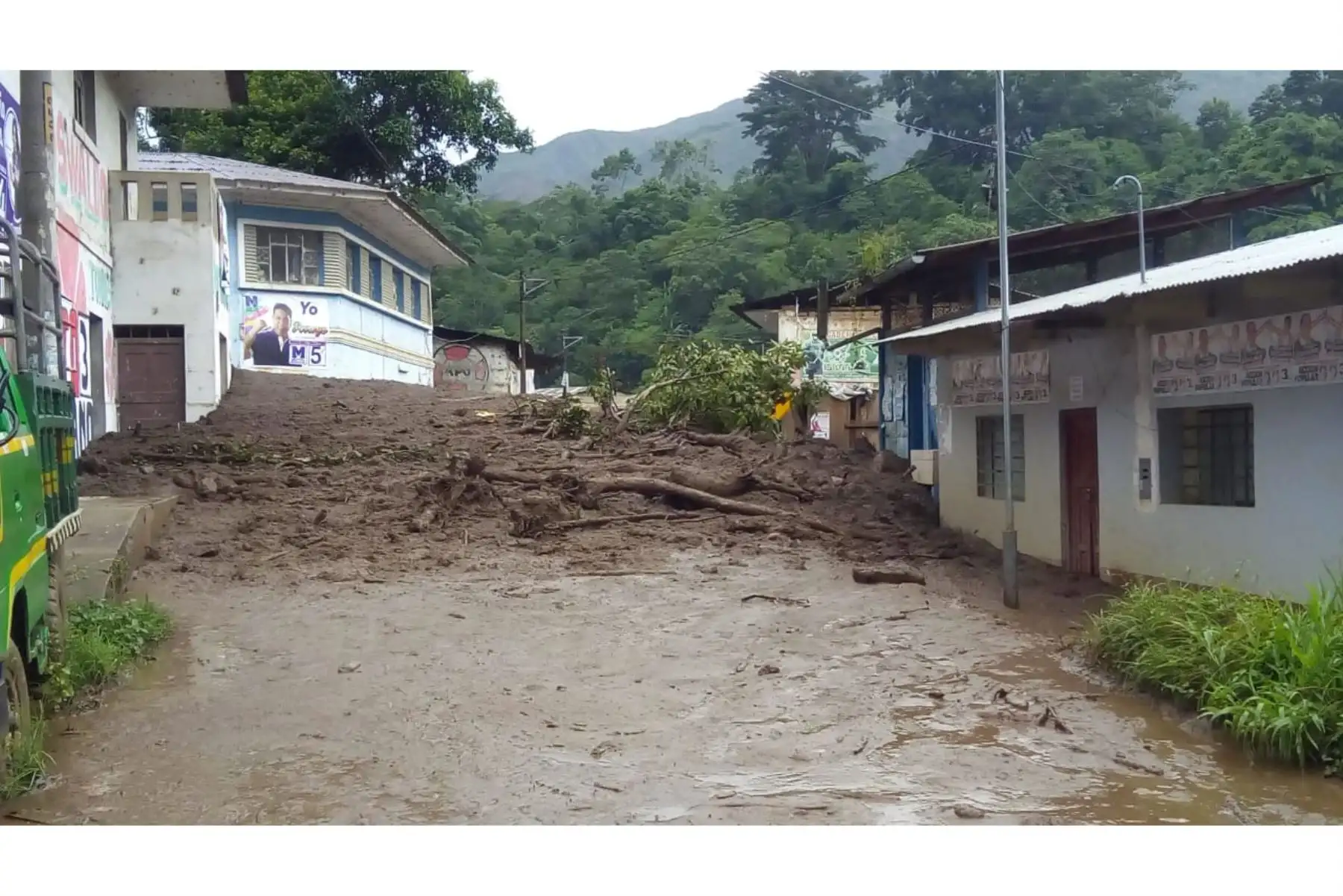 El huaico que originó el incremento del caudal del riachuelo Chaupimayo B, en la ciudad de Quillabamba, distrito de Santa Ana, provincia cusqueña de La Convención, debido a las constantes lluvias dejó una mujer fallecida, 7 personas desaparecidas, 12 viviendas destruidas y otras 10 afectadas, así como daños en un colegio y deterioros en carreteras y hectáreas de cultivos. Foto: ANDINA/Difusión El huaico que originó el incremento del caudal del riachuelo Chaupimayo B, en la ciudad de Quillabamba, distrito de Santa Ana, provincia cusqueña de La Convención, debido a las constantes lluvias dejó una mujer fallecida, 7 personas desaparecidas, 12 viviendas destruidas y otras 10 afectadas, así como daños en un colegio y deterioros en carreteras y hectáreas de cultivos. Foto: ANDINA/Difusión