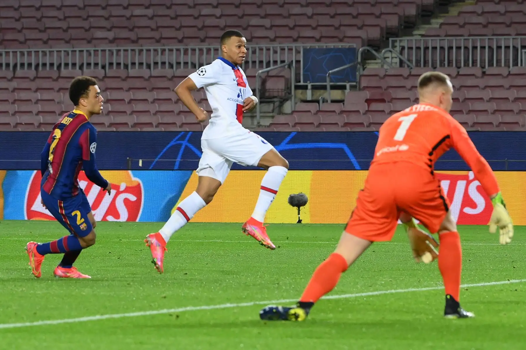 El delantero francés del Paris Saint-Germain Kylian Mbappé anota un segundo gol durante los octavos de final de la Liga de Campeones de la UEFA en el primer partido de fútbol entre el FC Barcelona y el Paris Saint-Germain FC en el estadio Camp Nou de Barcelona.
Foto: AFP