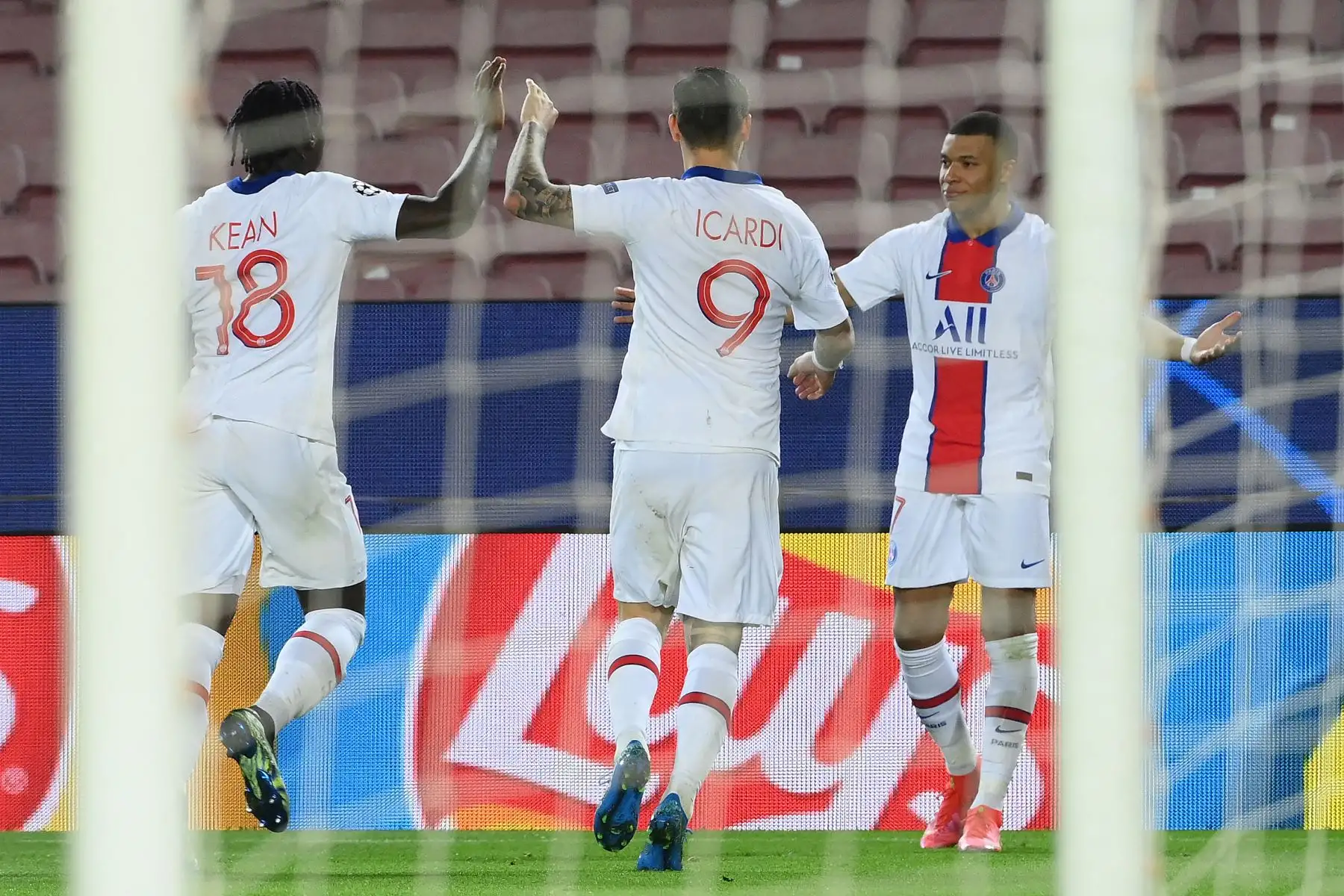 El delantero francés del Paris Saint-Germain, Kylian Mbappe , celebra con sus compañeros de equipo tras marcar un gol durante los octavos de final de la Liga de Campeones de la UEFA, partido de ida entre el FC Barcelona y el Paris Saint -Germain FC en el estadio Camp Nou.
Foto: AFP