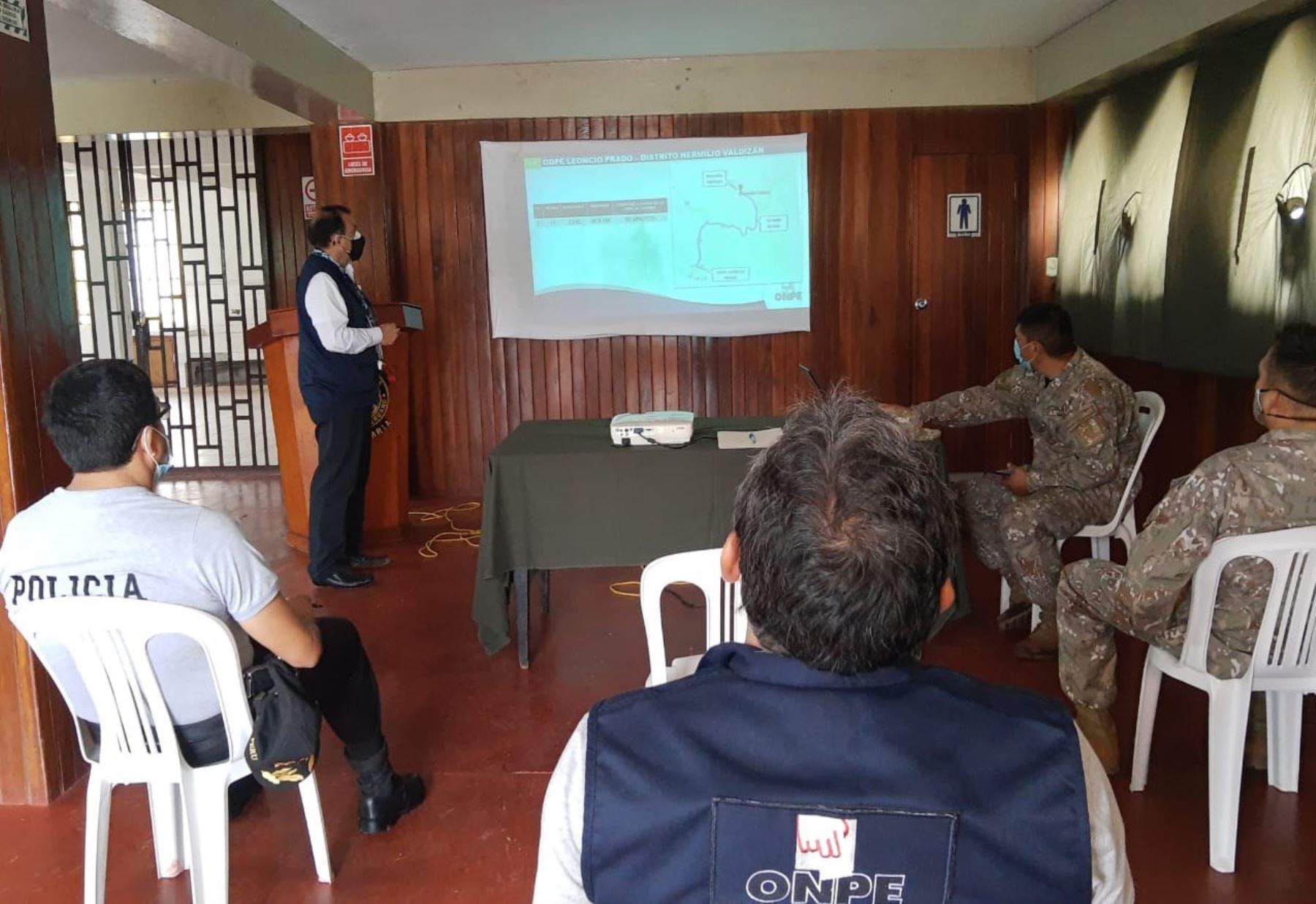 Reunión de coordinación entre representantes de las ODPE de Huánuco y Tingo María y oficiales de la PNP y el Ejército.
