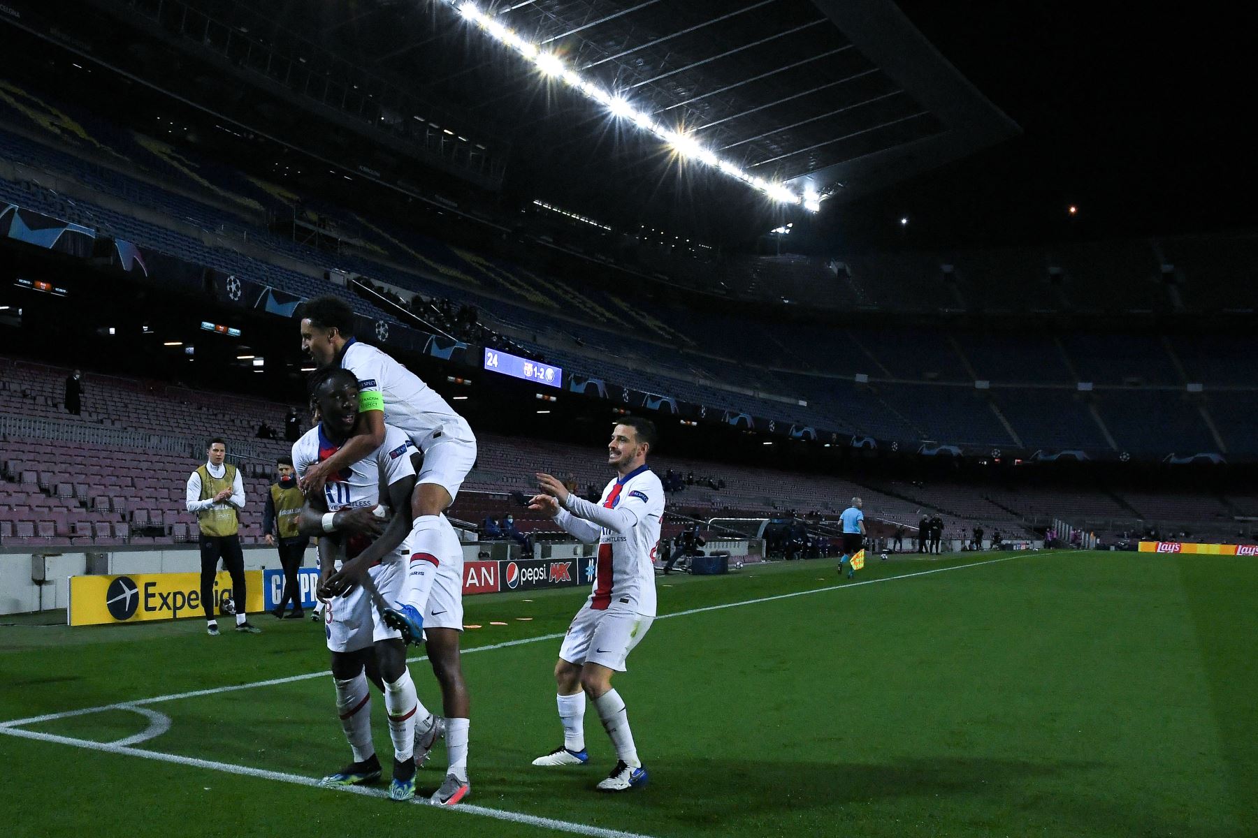 El delantero italiano del Paris Saint-Germain Moise Kean celebra con sus compañeros de equipo después de anotar el tercer gol de su equipo durante los octavos de final de la Liga de Campeones de la UEFA, partido de ida entre el FC Barcelona y el Paris Saint-Germain FC.
Foto: AFP