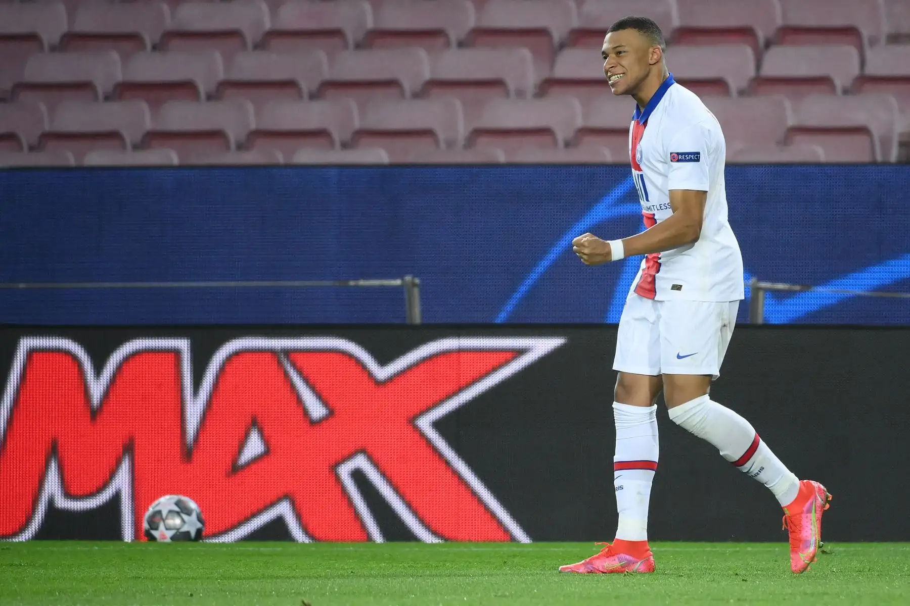 El delantero francés del Paris Saint-Germain, Kylian Mbappé, celebra tras anotar el cuarto gol de su equipo durante el partido de ida de los octavos de final de la Liga de Campeones de la UEFA entre el FC Barcelona y el Paris Saint-Germain FC.
Foto: AFP