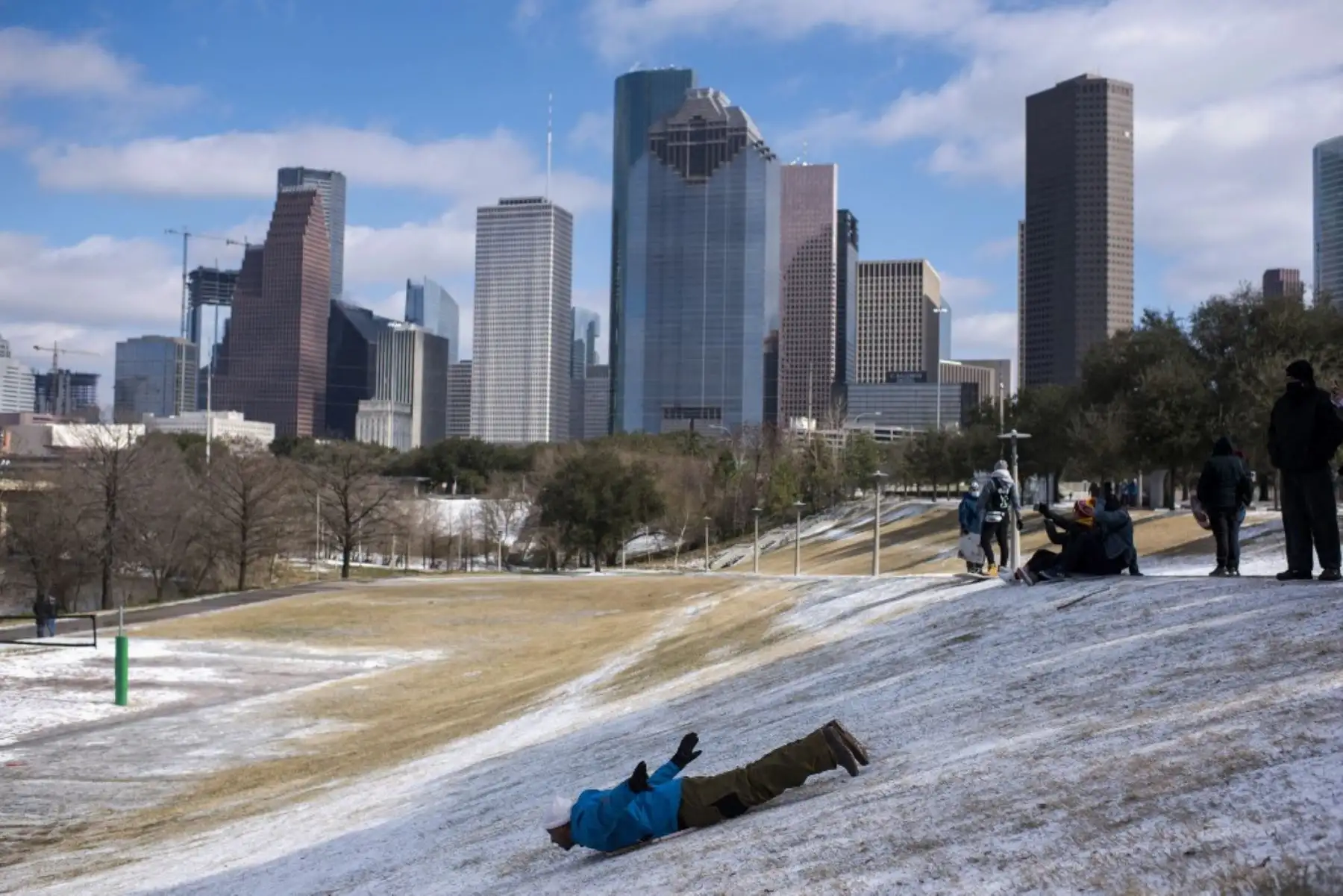 Un hombre desciende en trineo por una colina cubierta de nieve en Houston, Texas. Foto: AFP