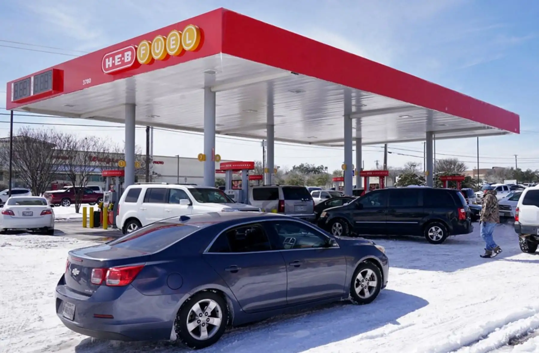 Los autos esperan en los surtidores de gasolina en una estación de servicio H-E-B en Round Rock, Texas, el 16 de febrero de 2021. Millones de personas se quedaron sin electricidad cuando una mortal tormenta de invierno azotó el sur y el centro de Estados Unidos el martes. Foto: AFP
