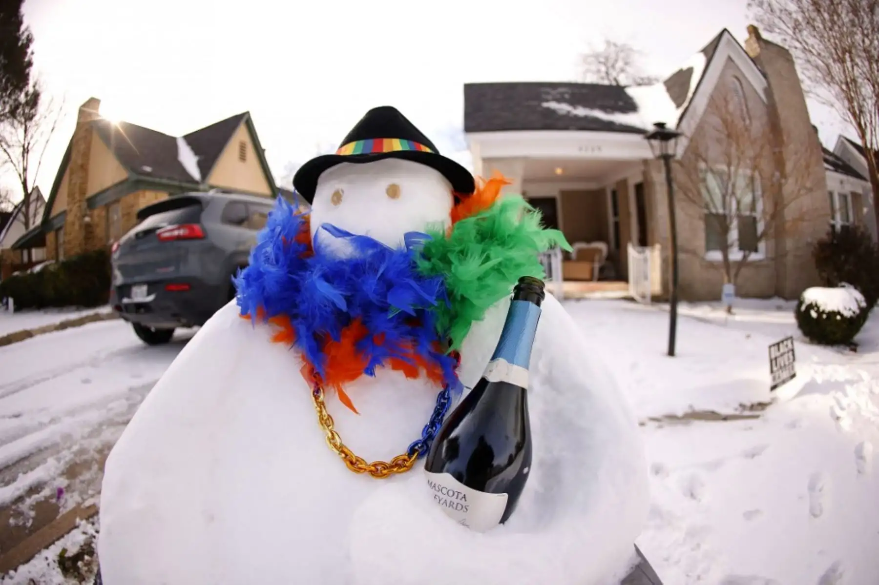 Un muñeco de nieve sostiene una botella de vino en celebración del Mardi Gras después de una tormenta de nieve el 16 de febrero de 2021 en Fort Worth, Texas. La tormenta de invierno Uri ha traído un clima frío histórico a Texas y las tormentas se han extendido por 26 estados con una combinación de temperaturas bajo cero y precipitaciones. Foto: AFP