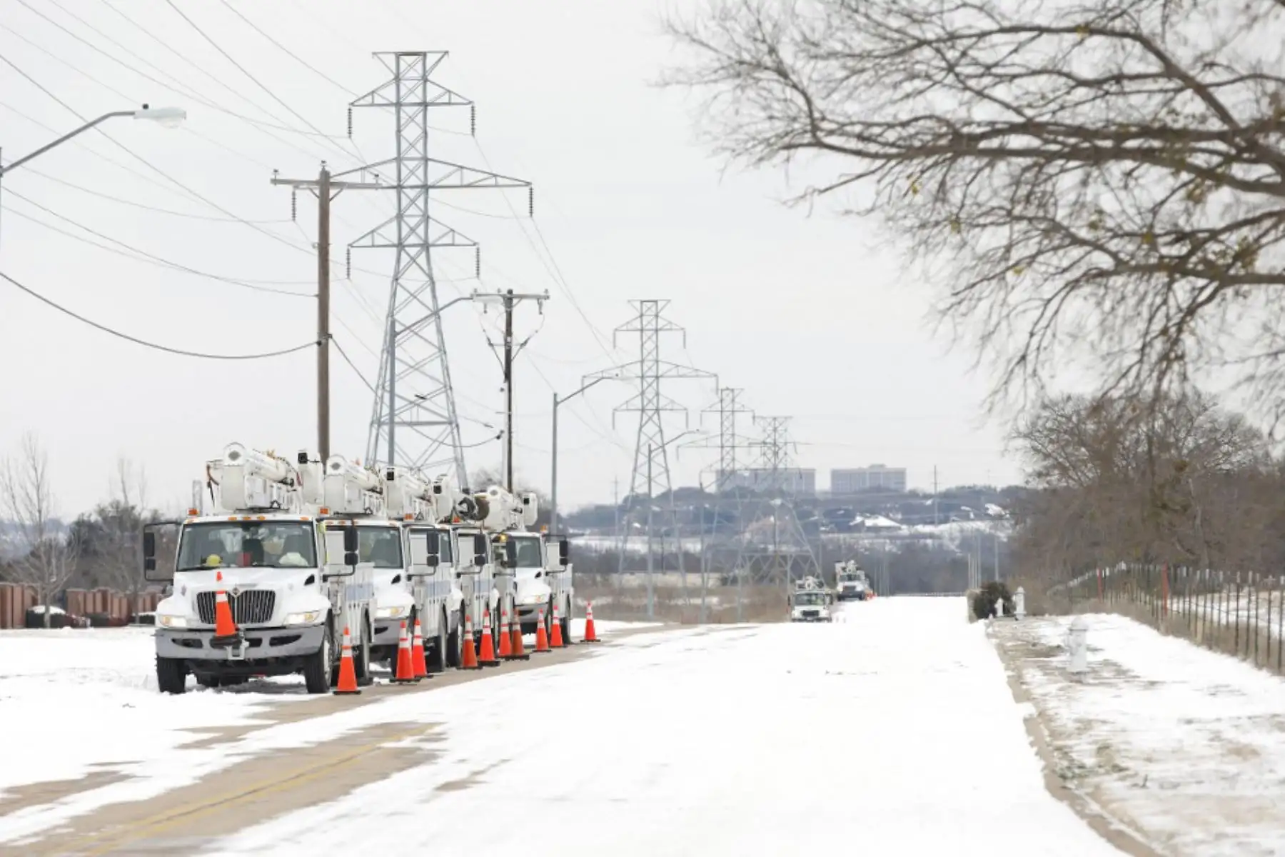 Los camiones de servicio de Pike Electric se alinean después de una tormenta de nieve el 16 de febrero de 2021 en Fort Worth, Texas. La tormenta invernal Uri ha traído un clima frío histórico y cortes de energía a Texas, ya que las tormentas han azotado 26 estados con una combinación de temperaturas heladas y precipitaciones. Foto: AFP