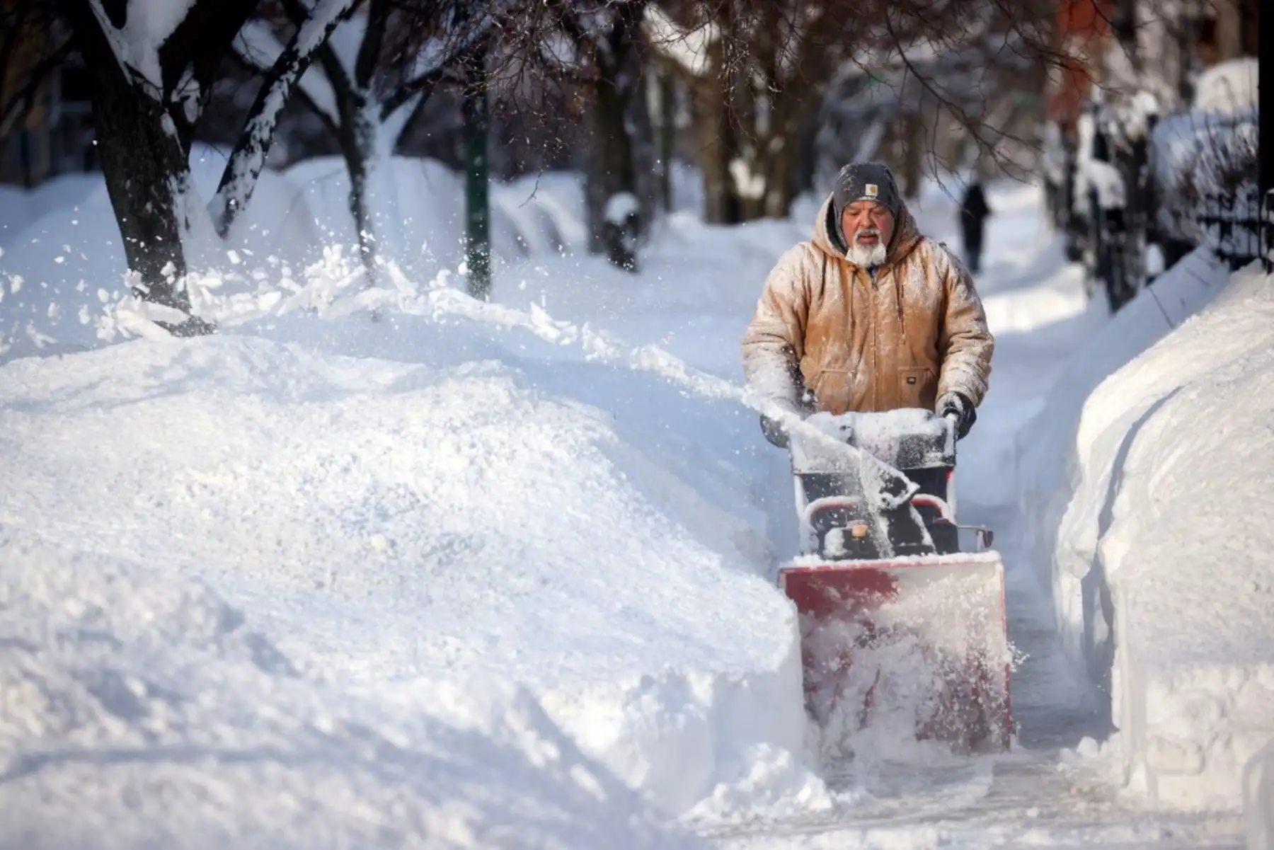 Un residente despeja la nieve de una acera en Chicago, Illinois. La ciudad está cubierta de nieve después de que una tormenta dejó caer más de 17 pulgadas de nieve en algunas áreas de la ciudad en las últimas 24 horas. Foto: AFP