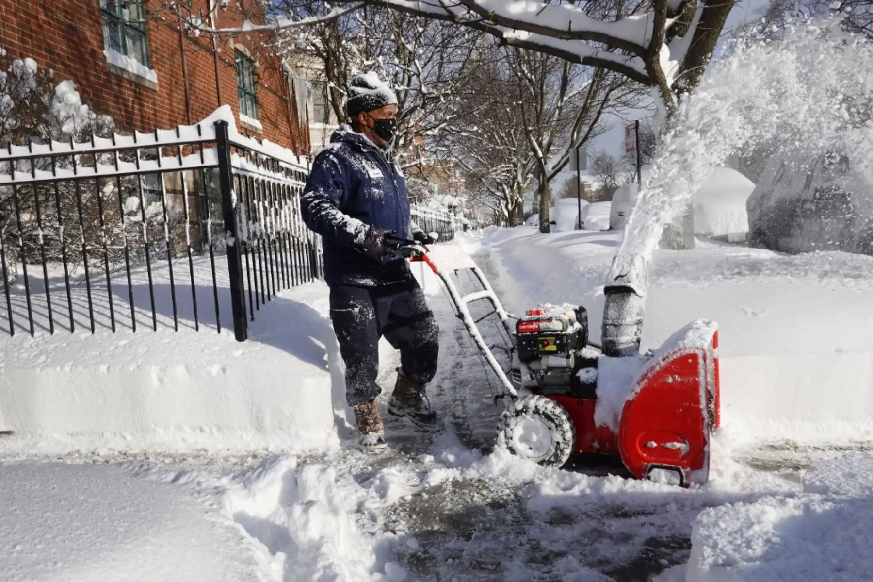 Un residente despeja la nieve de una acera el 16 de febrero de 2021 en Chicago, Illinois. La ciudad está excavando después de que una tormenta de nieve dejó caer más de 17 pulgadas de nieve en algunas áreas de la ciudad en las últimas 24 horas. Foto: AFP