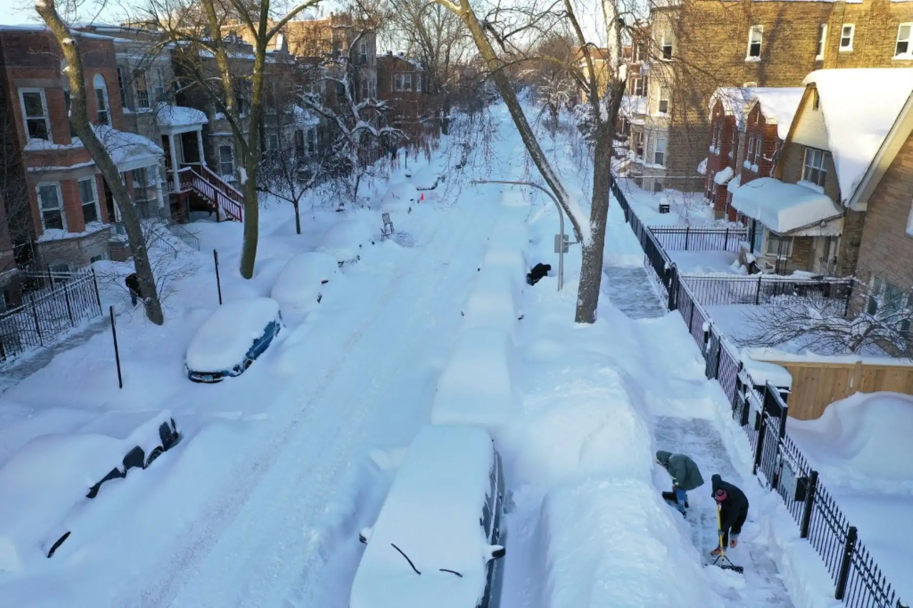 Los residentes limpian la nieve delante de sus casas el 16 de febrero de 2021 en Chicago, Illinois. La ciudad está excavando después de que una tormenta de nieve dejó caer más de 17 pulgadas de nieve en algunas áreas de la ciudad en las últimas 24 horas. Foto: AFP