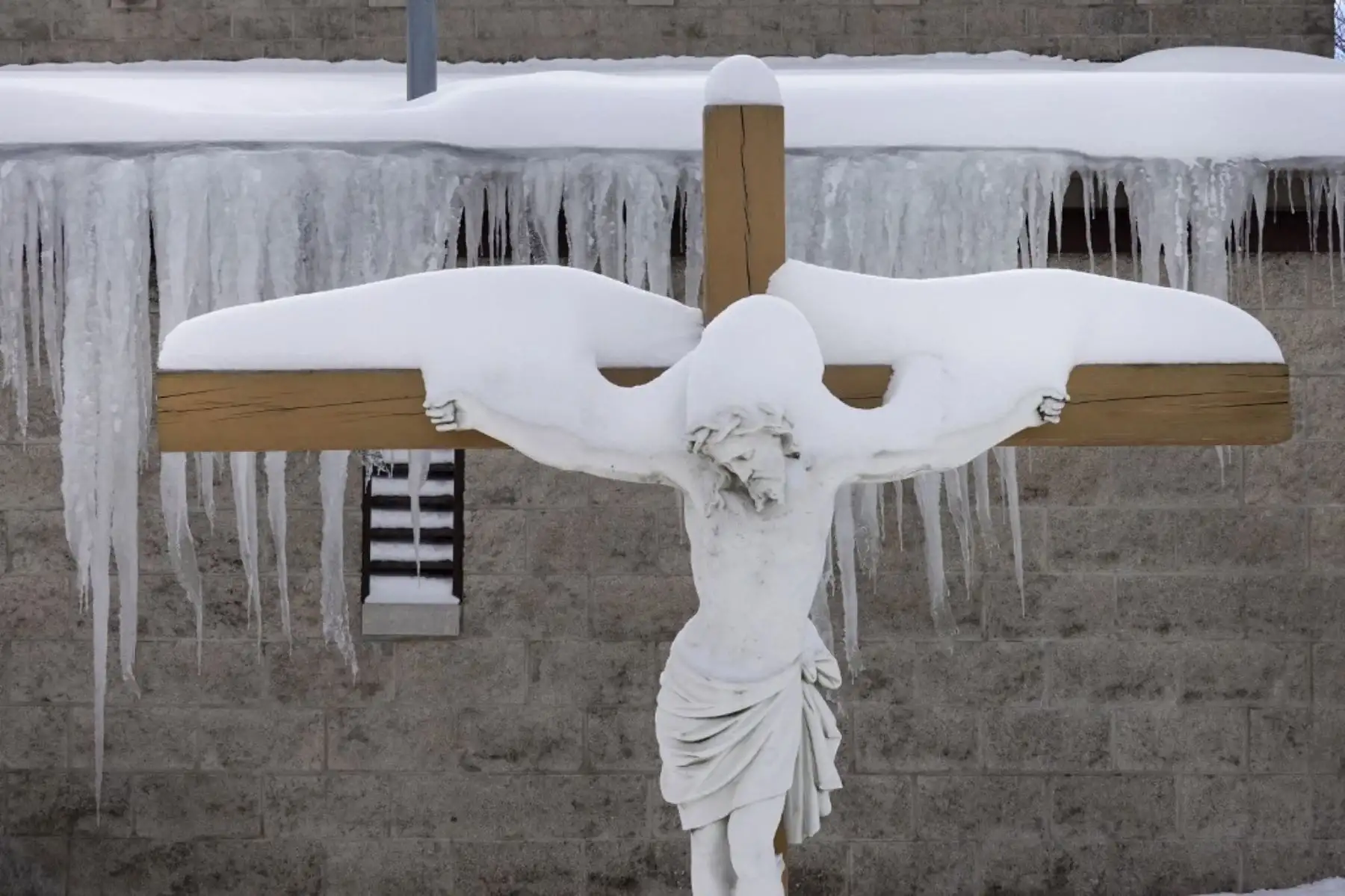Los carámbanos crecen en el lado de una iglesia en el vecindario de Humboldt Park el 16 de febrero de 2021 en Chicago, Illinois. Los residentes de Chicago están excavando esta mañana después de que una tormenta de nieve junto con nieve con efecto de lago arrojó más de 17 pulgadas de nieve en algunas áreas de la ciudad desde ayer. Foto: AFP