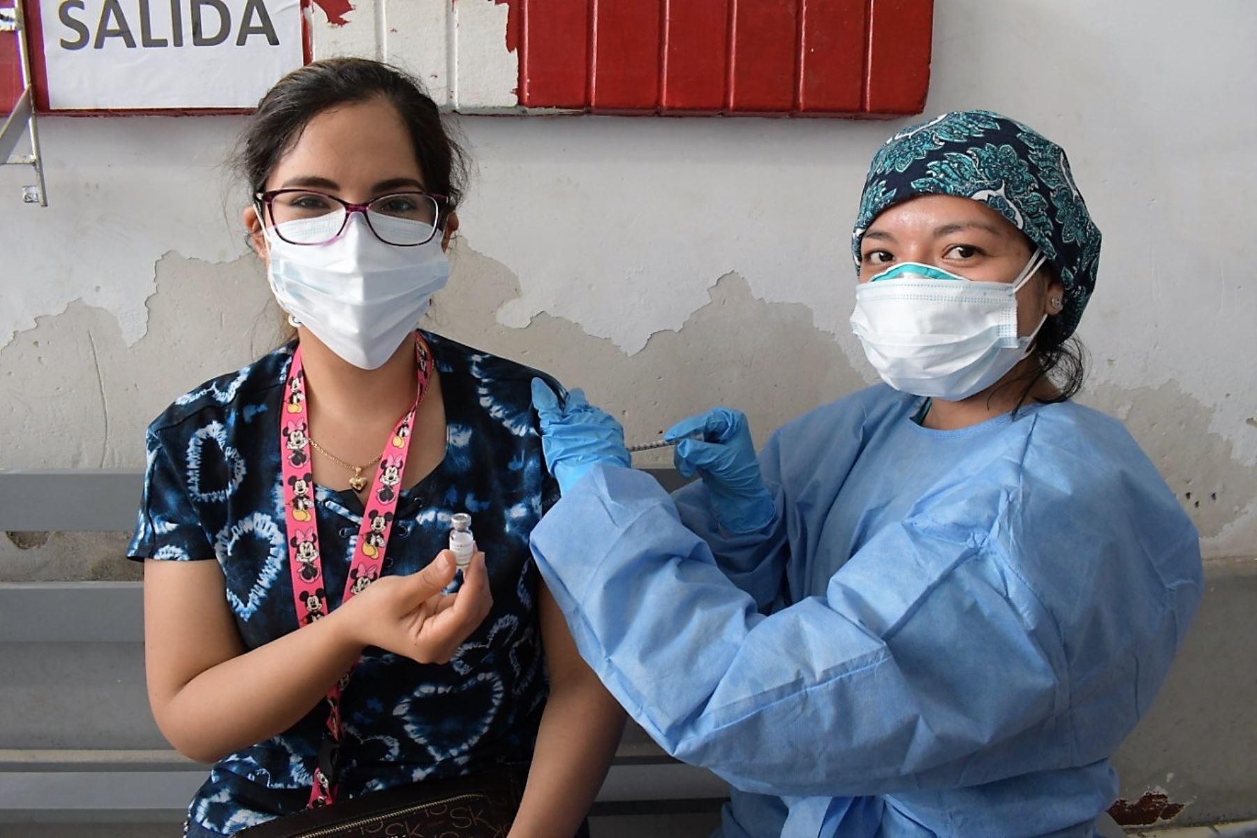 Trabajadores asistenciales en primera línea son inmunizados contra el covid-19 en Lambayeque. Foto: ANDINA/Difusión