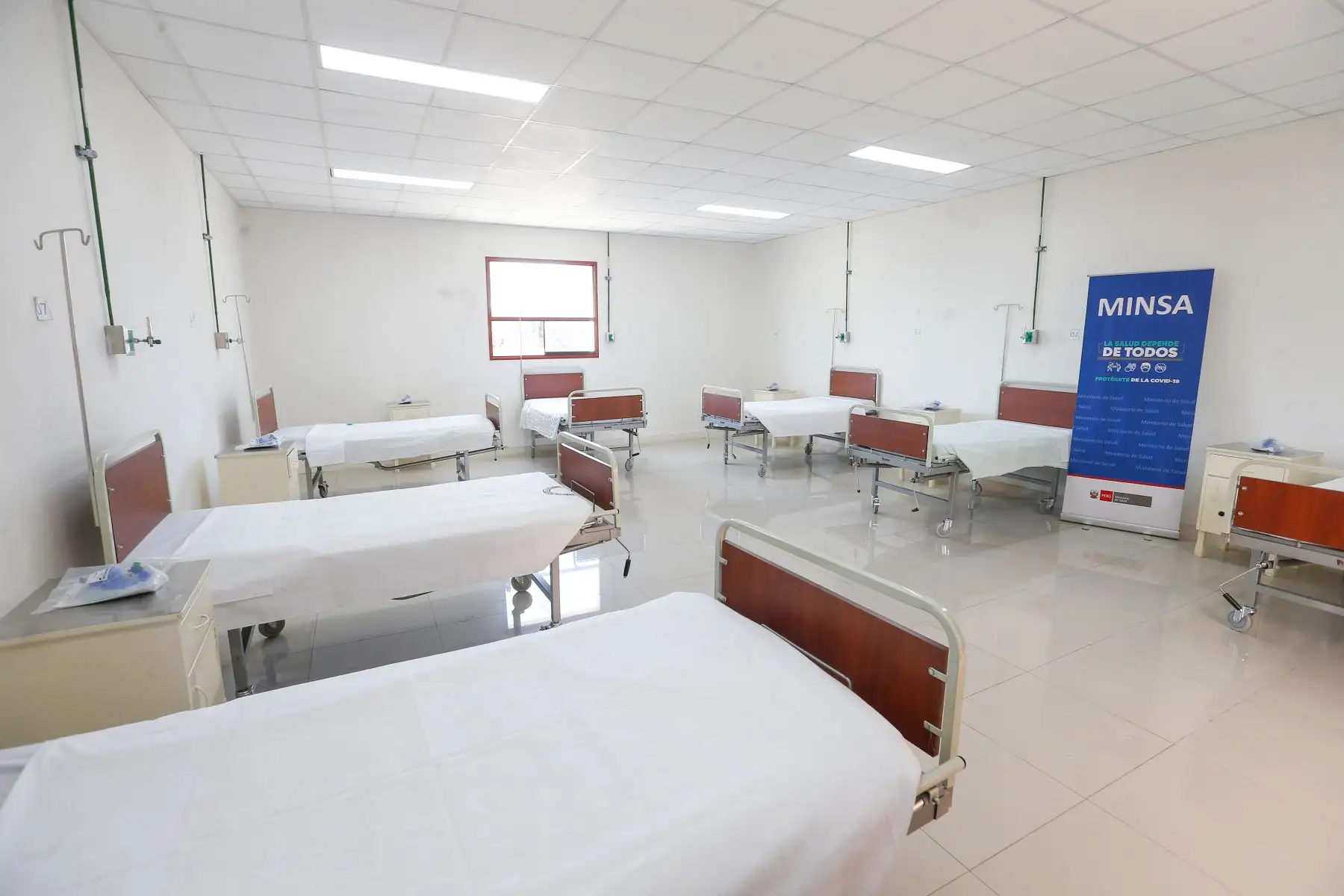 Ministro de Salud, Óscar Ugarte, participa en la puesta en funcionamiento de la nueva planta de oxígeno en el hospital Loayza. Foto: Minsa