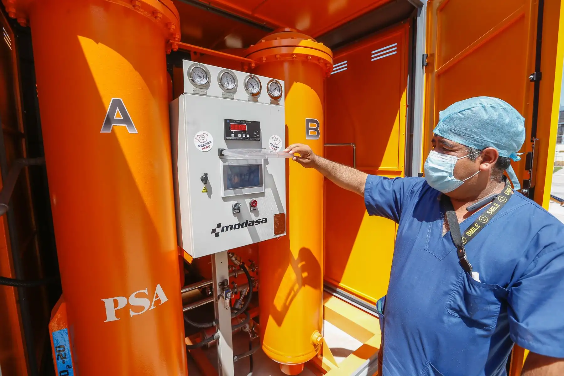Ministro de Salud, Óscar Ugarte, participa en la puesta en funcionamiento de la nueva planta de oxígeno en el hospital Loayza. Foto: Minsa