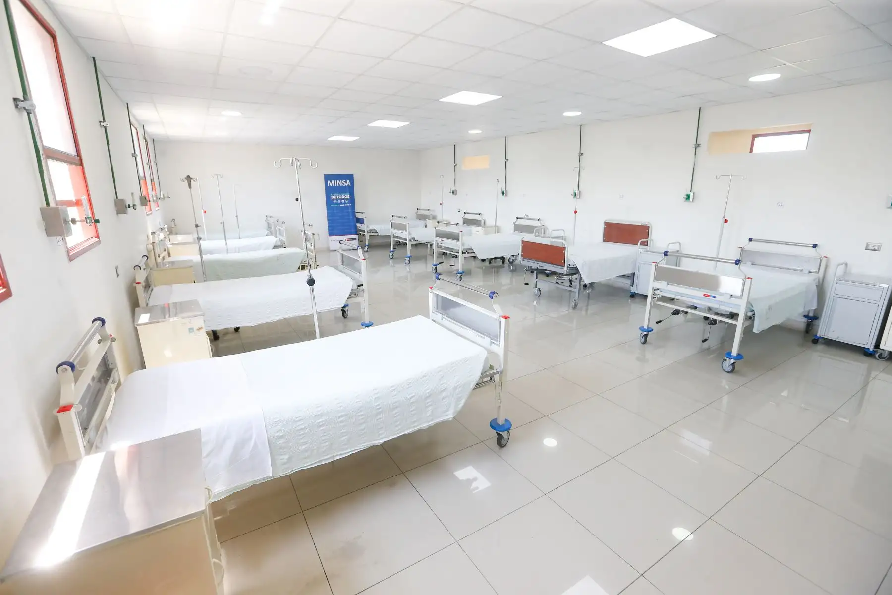 Ministro de Salud, Óscar Ugarte, participa en la puesta en funcionamiento de la nueva planta de oxígeno en el hospital Loayza. Foto: Minsa