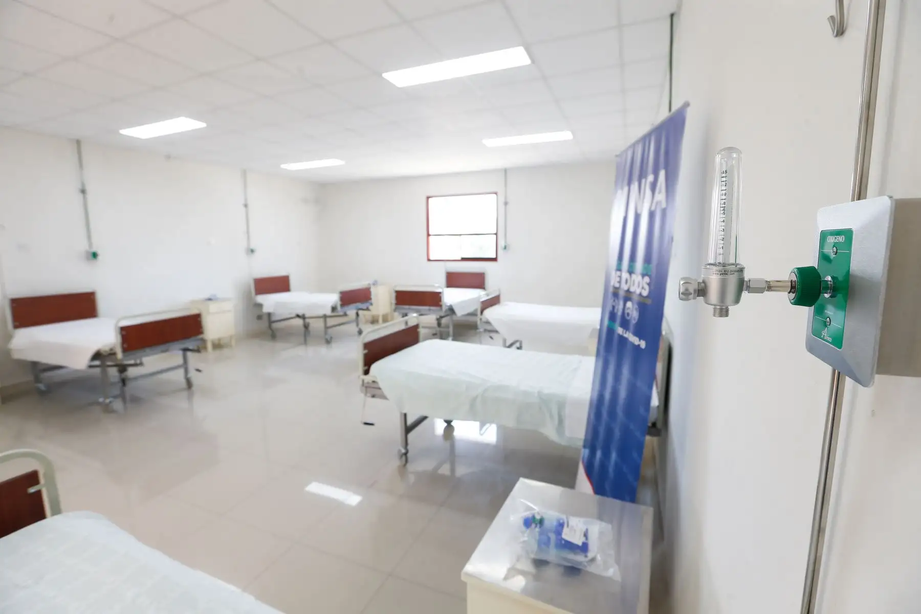 Ministro de Salud, Óscar Ugarte, participa en la puesta en funcionamiento de la nueva planta de oxígeno en el hospital Loayza. Foto: Minsa