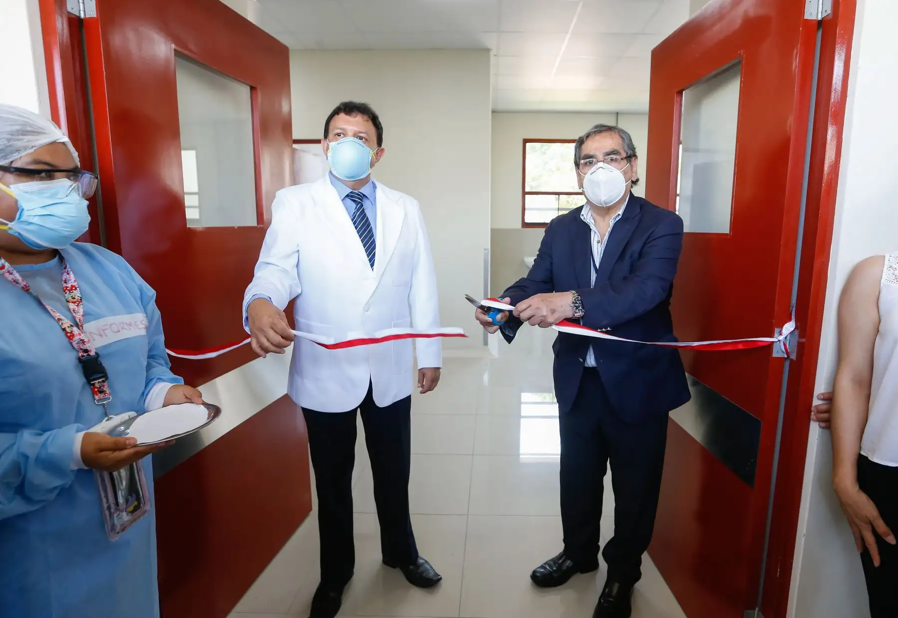 Ministro de Salud, Óscar Ugarte, participa en la puesta en funcionamiento de la nueva planta de oxígeno en el hospital Loayza. Foto: Minsa