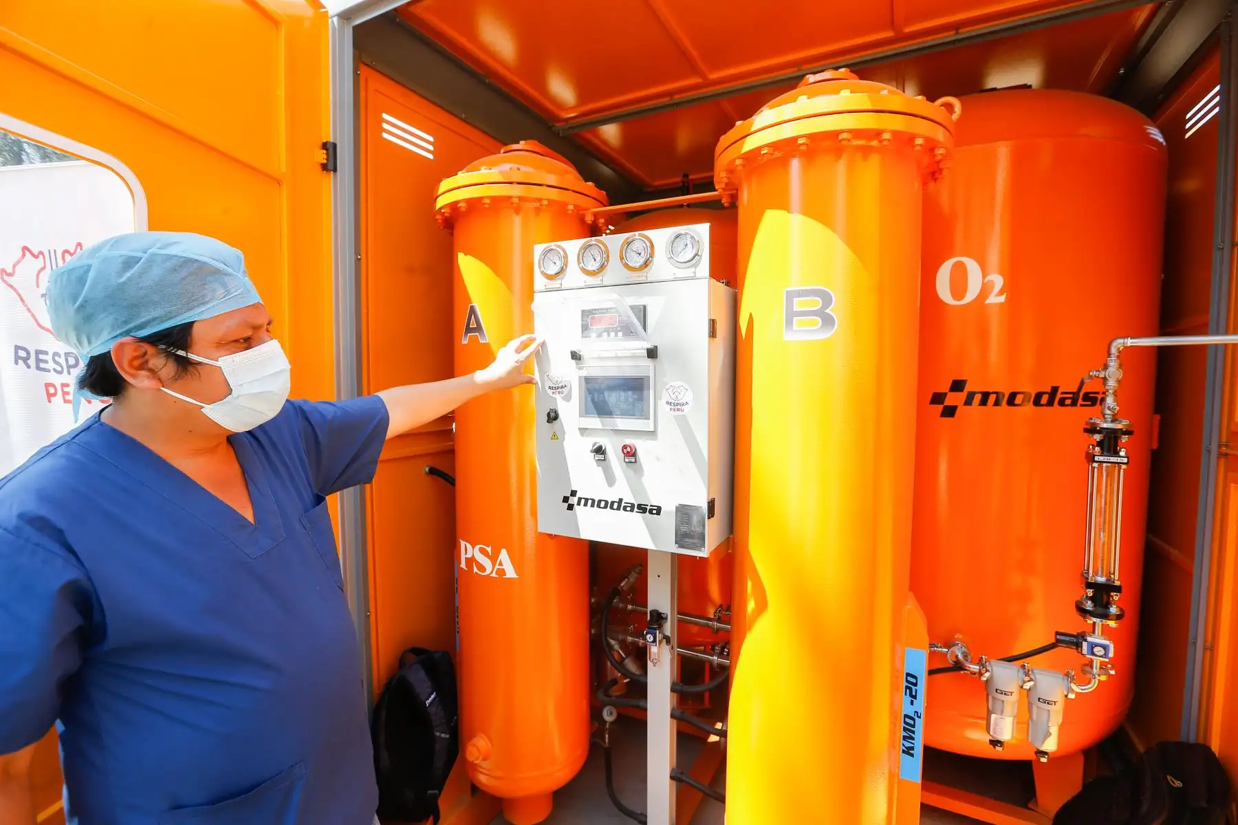 Ministro de Salud, Óscar Ugarte, participa en la puesta en funcionamiento de la nueva planta de oxígeno en el hospital Loayza. Foto: Minsa