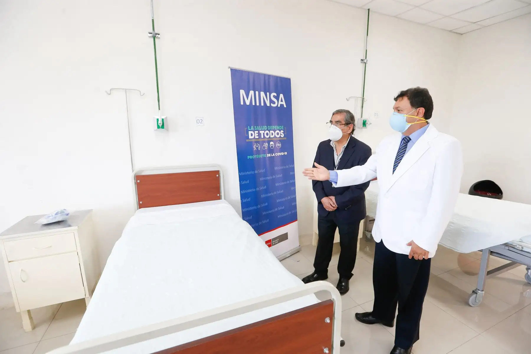 Ministro de Salud, Óscar Ugarte, participa en la puesta en funcionamiento de la nueva planta de oxígeno en el hospital Loayza. Foto: Minsa