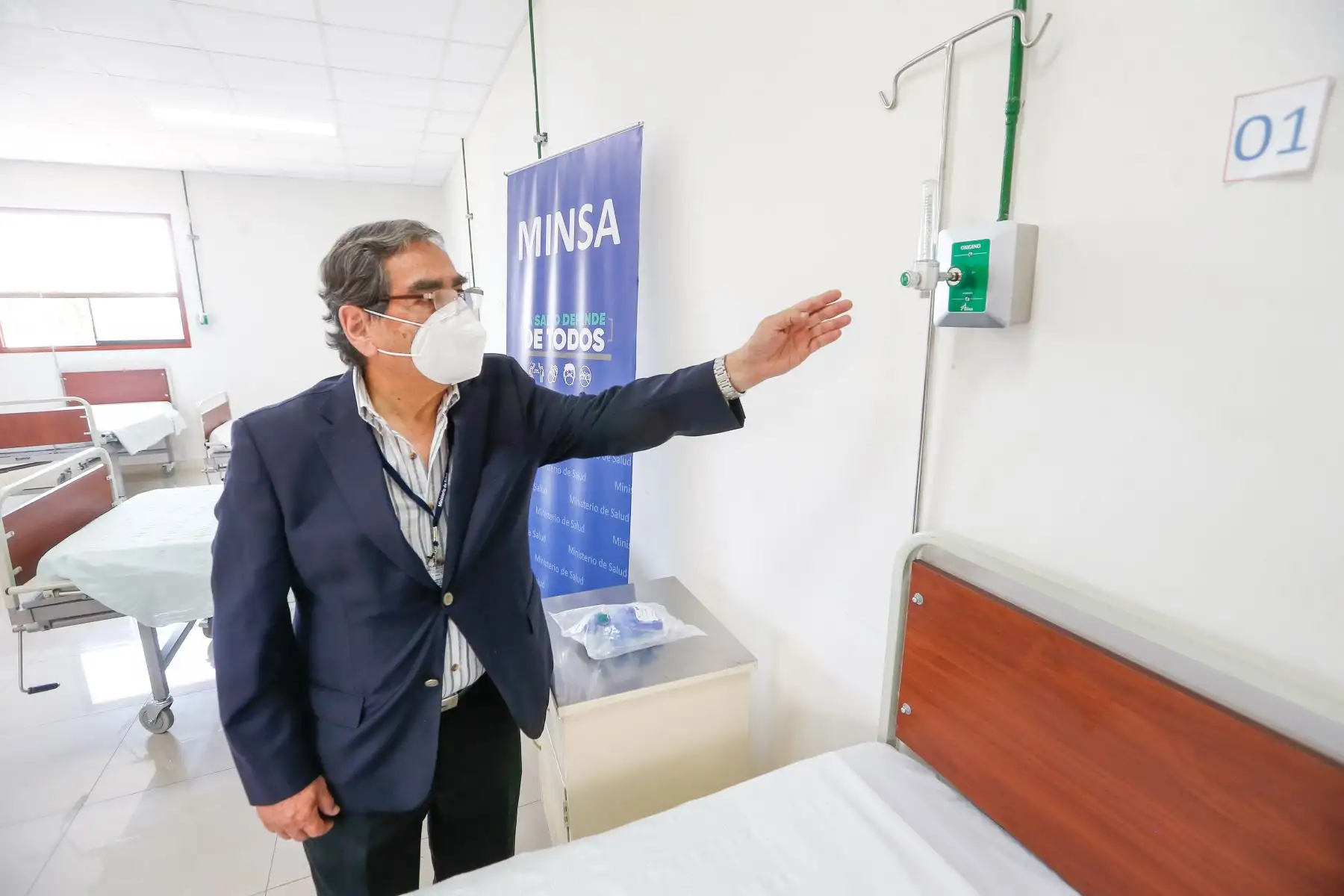 Ministro de Salud, Óscar Ugarte, participa en la puesta en funcionamiento de la nueva planta de oxígeno en el hospital Loayza. Foto: Minsa