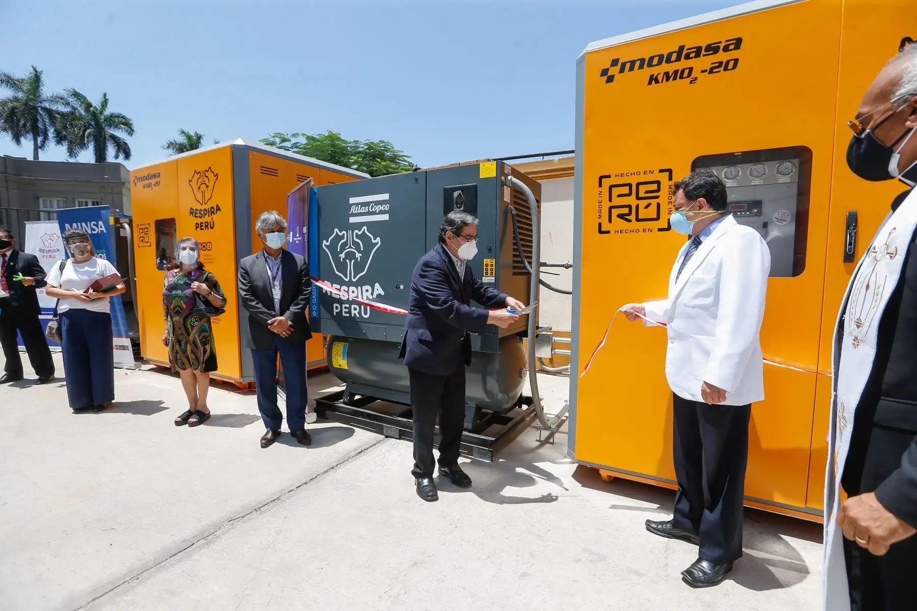 Ministro de Salud, Óscar Ugarte, participa en la puesta en funcionamiento de la nueva planta de oxígeno en el hospital Loayza. Foto: Minsa