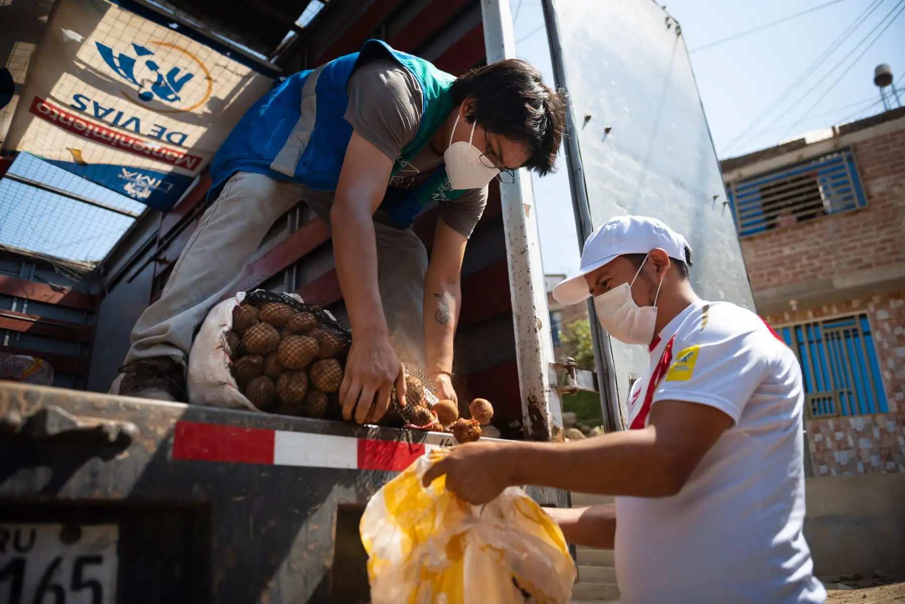 Municipalidad de Lima entrega víveres y alimentos a " Olla común " en  el distrito de  Comas.
Foto: Municipalidad de Lima