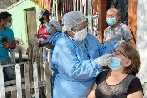 Personal de salud aplica una prueba para el descarte de covid-19. ANDINA/Difusión