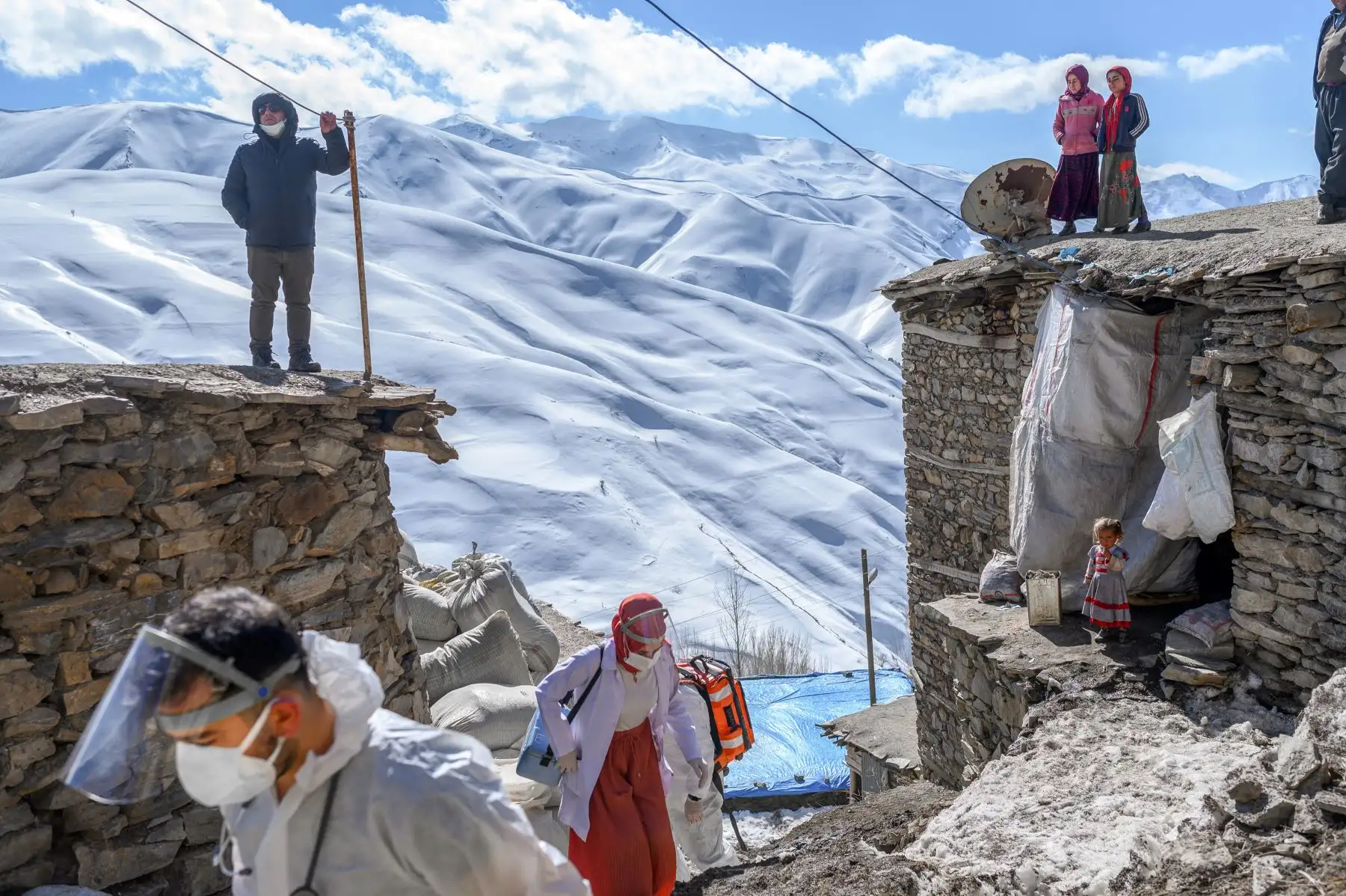 El médico Sergen Saracoglu y la enfermera Yilzdiz Ayten del equipo de vacunación del hospital público de Bahcesaray, llegan a la aldea de Guneyyamac en el este de Turquía, como parte de una expedición para vacunar a los residentes de 65 años. Foto: AFP
