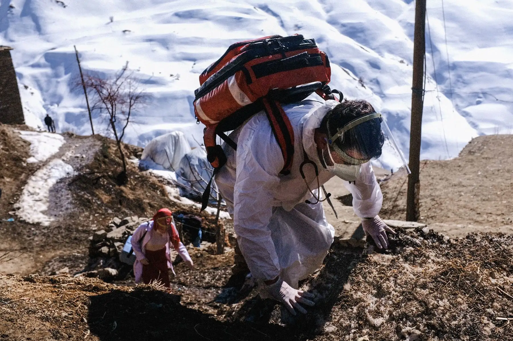 Los médicos y una enfermera del equipo de vacunación del hospital público de Bahcesaray llegan al pueblo de Guneyyamac en el este de Turquía, como parte de una expedición para vacunar a los residentes mayores de 65 con Vacuna CoronaVac Covid-19 de Sinovac. Foto: AFP
