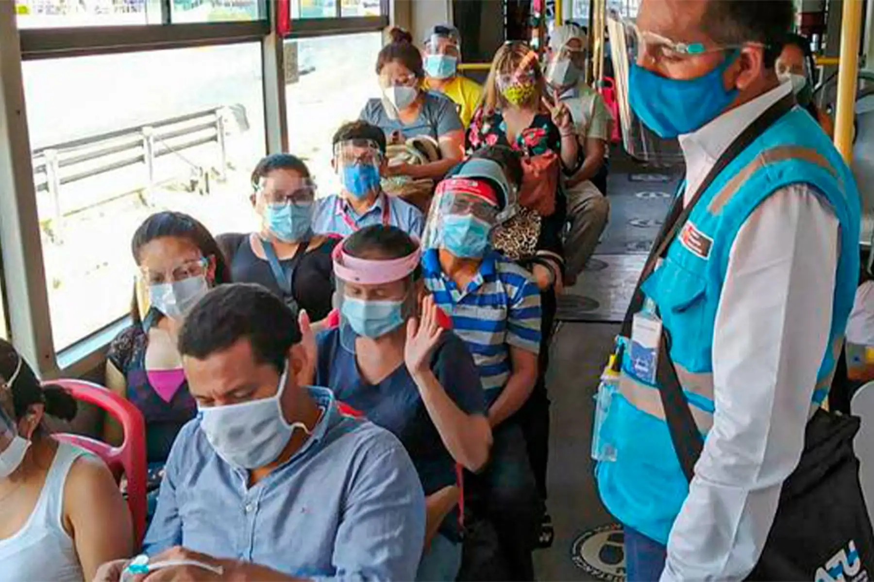 La ATU refuerza sus acciones para prevenir la propagación del covid-19 en el transporte, a través de sus orientadores ubicados en las diferentes estaciones y terminales. Foto: ANDINA/ATU.