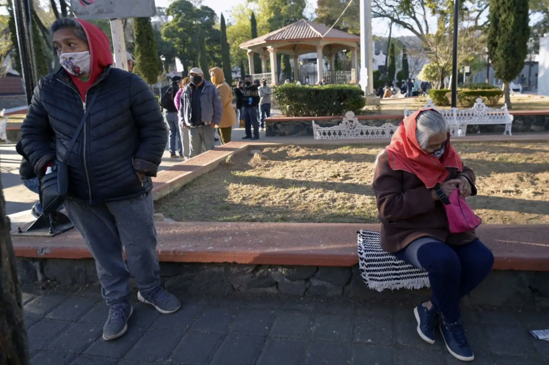 Personas mayores de 60 años esperan recibir su primera dosis de la vacuna AstraZeneca contra COVID-19 en el barrio San Pedro Atocpan del corregimiento de Milpa Alta en la Ciudad de México.

Foto: AFP