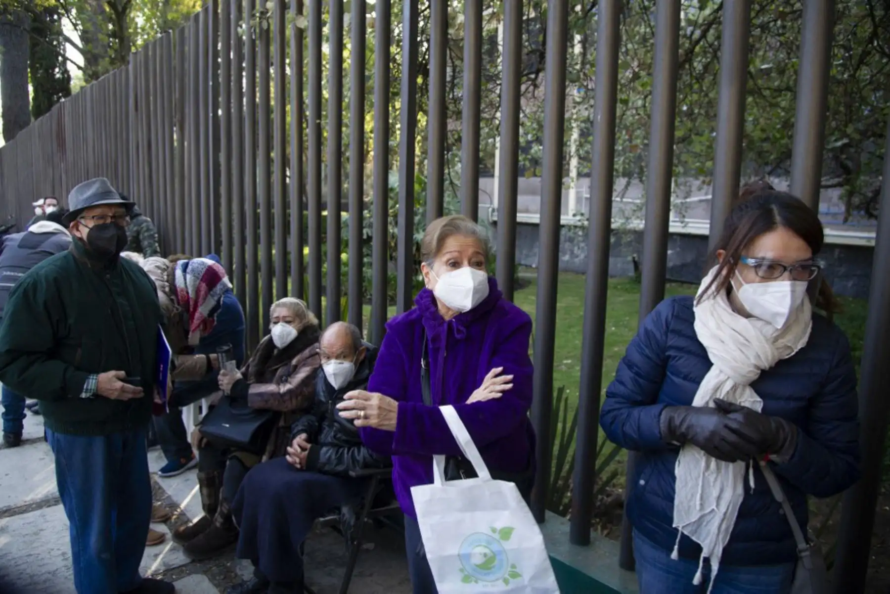 Personas hacen cola en un centro de vacunación para recibir su primera dosis de la vacuna AstraZeneca contra COVID-19 en la Ciudad de México.

Foto: AFP