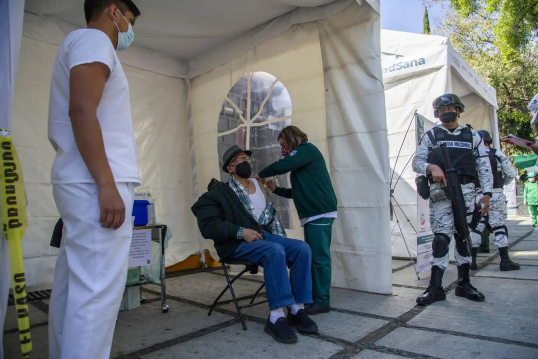 Un hombre recibe su primera dosis de la vacuna AstraZeneca contra COVID-19 en la Ciudad de México.

Foto: AFP