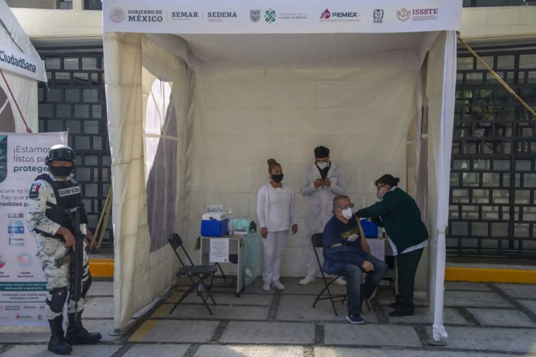 Un hombre recibe su primera dosis de la vacuna AstraZeneca contra COVID-19 en la Ciudad de México, el 15 de febrero de 2021, cuando México comienza a vacunar a personas mayores de 60 años.

Foto:AFP