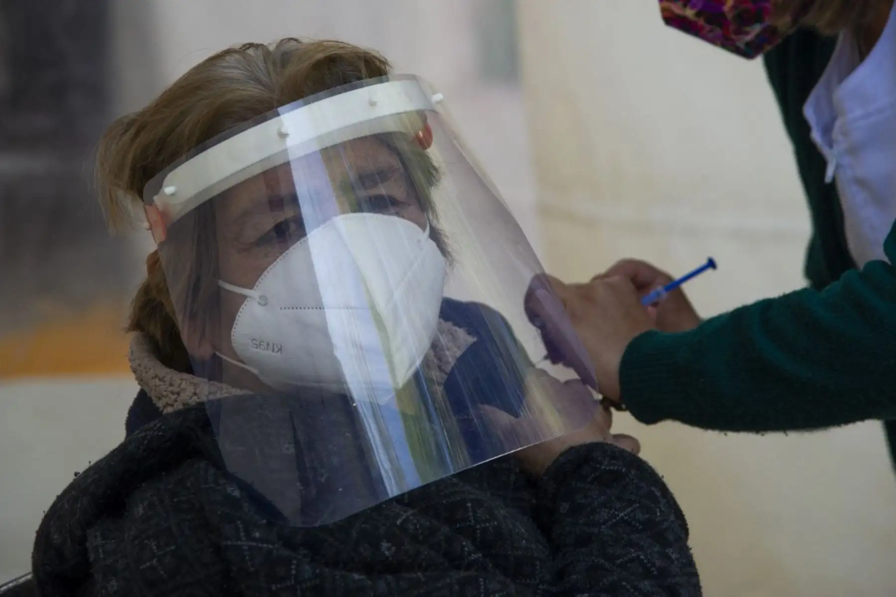 Una mujer recibe su primera dosis de la vacuna AstraZeneca contra COVID-19 en la Ciudad de México, el 15 de febrero de 2021, cuando México comienza a vacunar a personas mayores de 60 años.

Foto:AFP