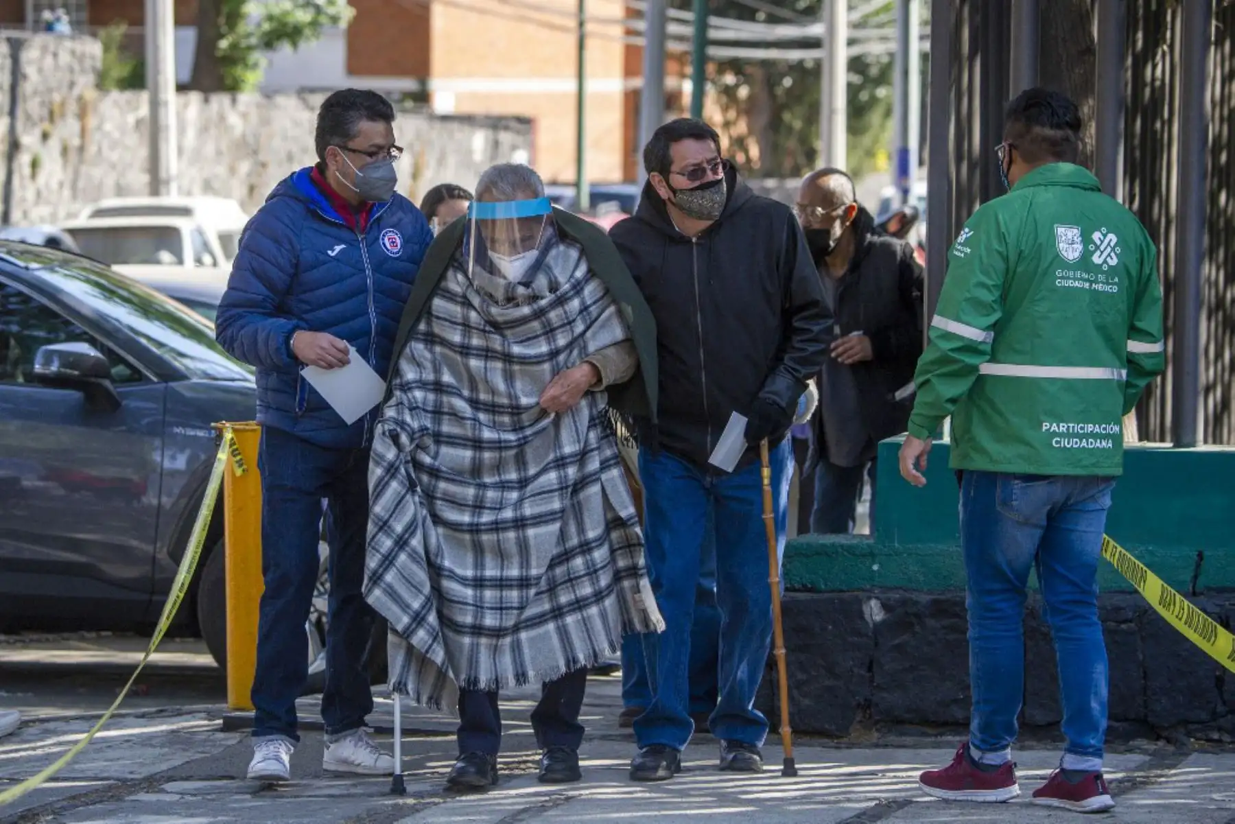Un anciano llega a un centro de vacunación para recibir la primera dosis de la vacuna AstraZeneca contra COVID-19 en la Ciudad de México.

Foto:AFP