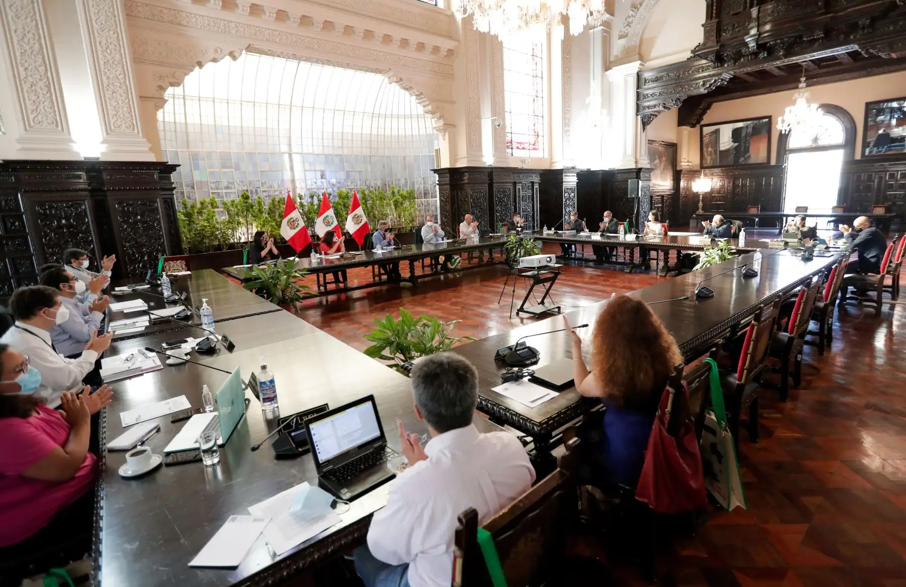Presidente Francisco Sagasti y la titular de la PCM lideran la sesión del Consejo de Ministros donde evalúan los avances y se coordinan acciones frente a la emergencia sanitaria. Foto: ANDINA/PCM