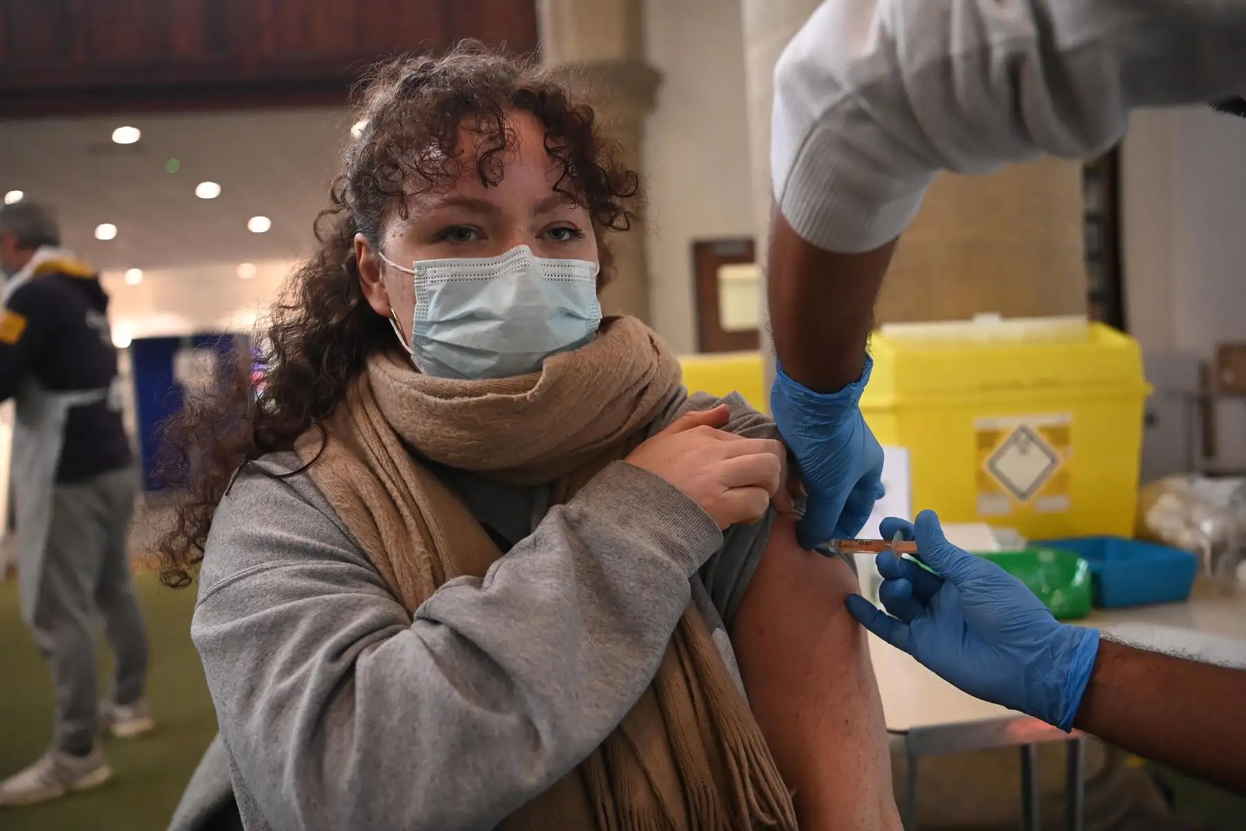Una mujer recibe la vacuna AstraZeneca Covid19 en un centro de vacunación del NHS en Ealing, al oeste de Londres, Gran Bretaña. Foto: AFP