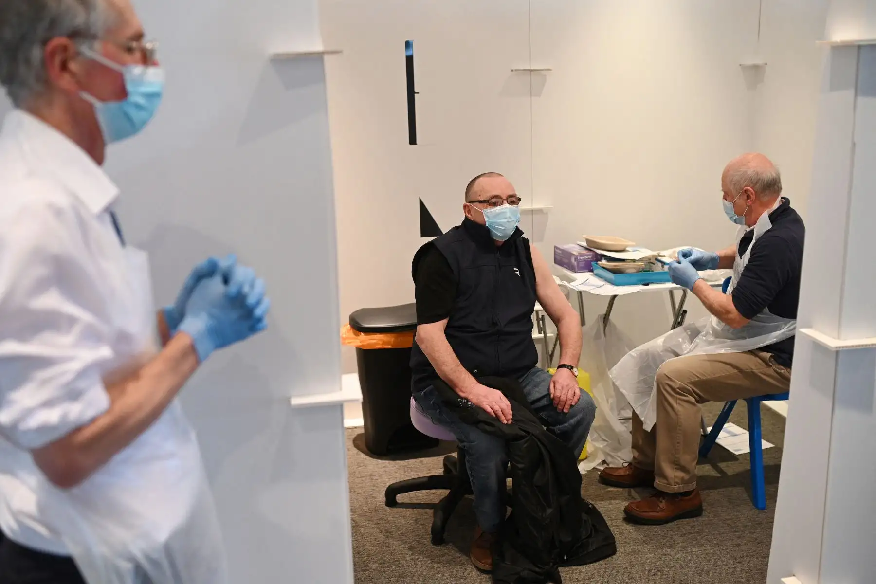 Un vacunador administra una inyección de la vacuna AstraZeneca / Oxford Covid-19 a un paciente en el centro de vacunación establecido en el hipódromo de Chester, al noroeste de Inglaterra. Foto: AFP