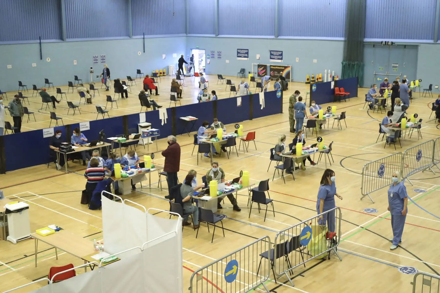 El público recibe una dosis de la vacuna Oxford / AstraZeneca en un centro de vacunación en el estadio Cwmbran, Gales del Sur, en Reino Unido. Foto: AFP