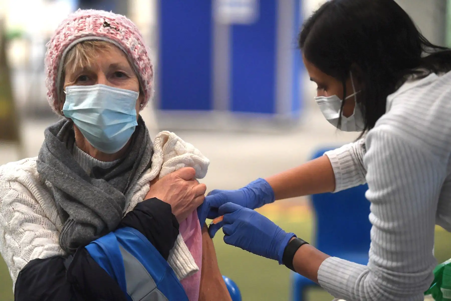 Una mujer recibe la vacuna AstraZeneca Covid19 en un centro de vacunación del NHS en Ealing, al oeste de Londres, Gran Bretaña. Foto: EFE