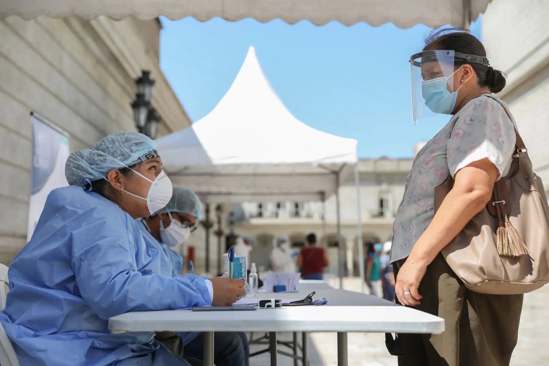La Municipalidad de Lima, en coordinación con la Dirección de Redes Integradas de Salud (Diris) de Lima Centro, la Defensoría del Pueblo y el Ministerio de Desarrollo e Inclusión Social, realizó pruebas de descarte Covid-19 a trabajadores y comensales de los comedores populares del Cercado de Lima. Foto: ANDINA/Municipalidad de Lima
