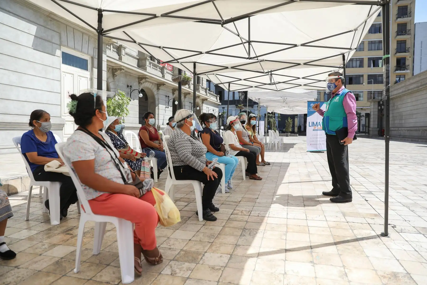 La Municipalidad de Lima, en coordinación con la Dirección de Redes Integradas de Salud (Diris) de Lima Centro, la Defensoría del Pueblo y el Ministerio de Desarrollo e Inclusión Social, realizó pruebas de descarte Covid-19 a trabajadores y comensales de los comedores populares del Cercado de Lima. Foto: ANDINA/Municipalidad de Lima