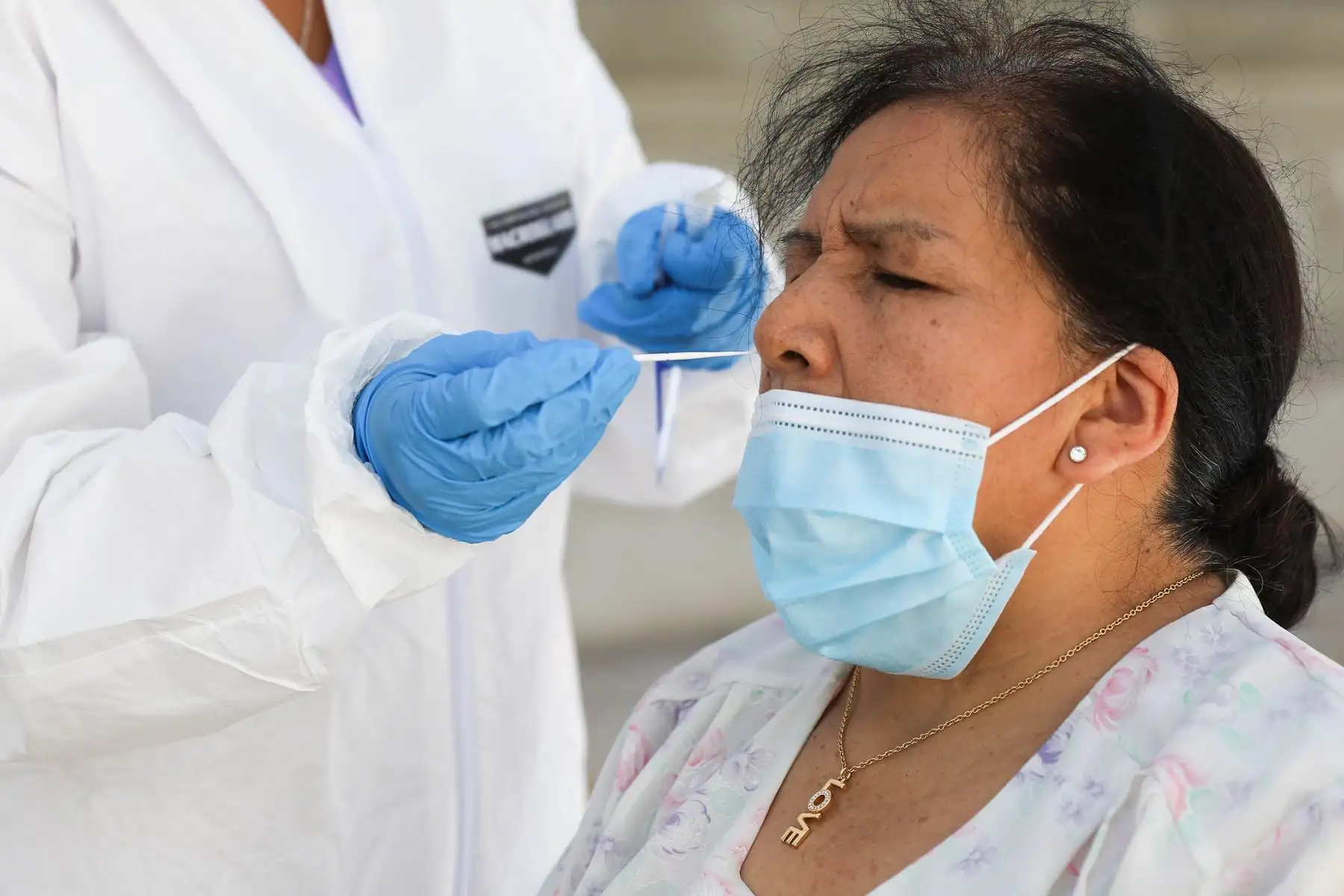 La Municipalidad de Lima, en coordinación con la Dirección de Redes Integradas de Salud (Diris) de Lima Centro, la Defensoría del Pueblo y el Ministerio de Desarrollo e Inclusión Social, realizó pruebas de descarte Covid-19 a trabajadores y comensales de los comedores populares del Cercado de Lima. Foto: ANDINA/Municipalidad de Lima