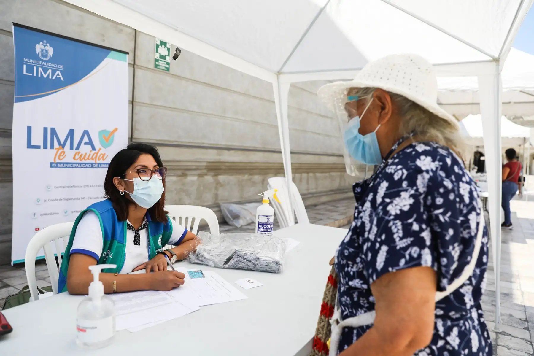 La Municipalidad de Lima, en coordinación con la Dirección de Redes Integradas de Salud (Diris) de Lima Centro, la Defensoría del Pueblo y el Ministerio de Desarrollo e Inclusión Social, realizó pruebas de descarte Covid-19 a trabajadores y comensales de los comedores populares del Cercado de Lima. Foto: ANDINA/Municipalidad de Lima