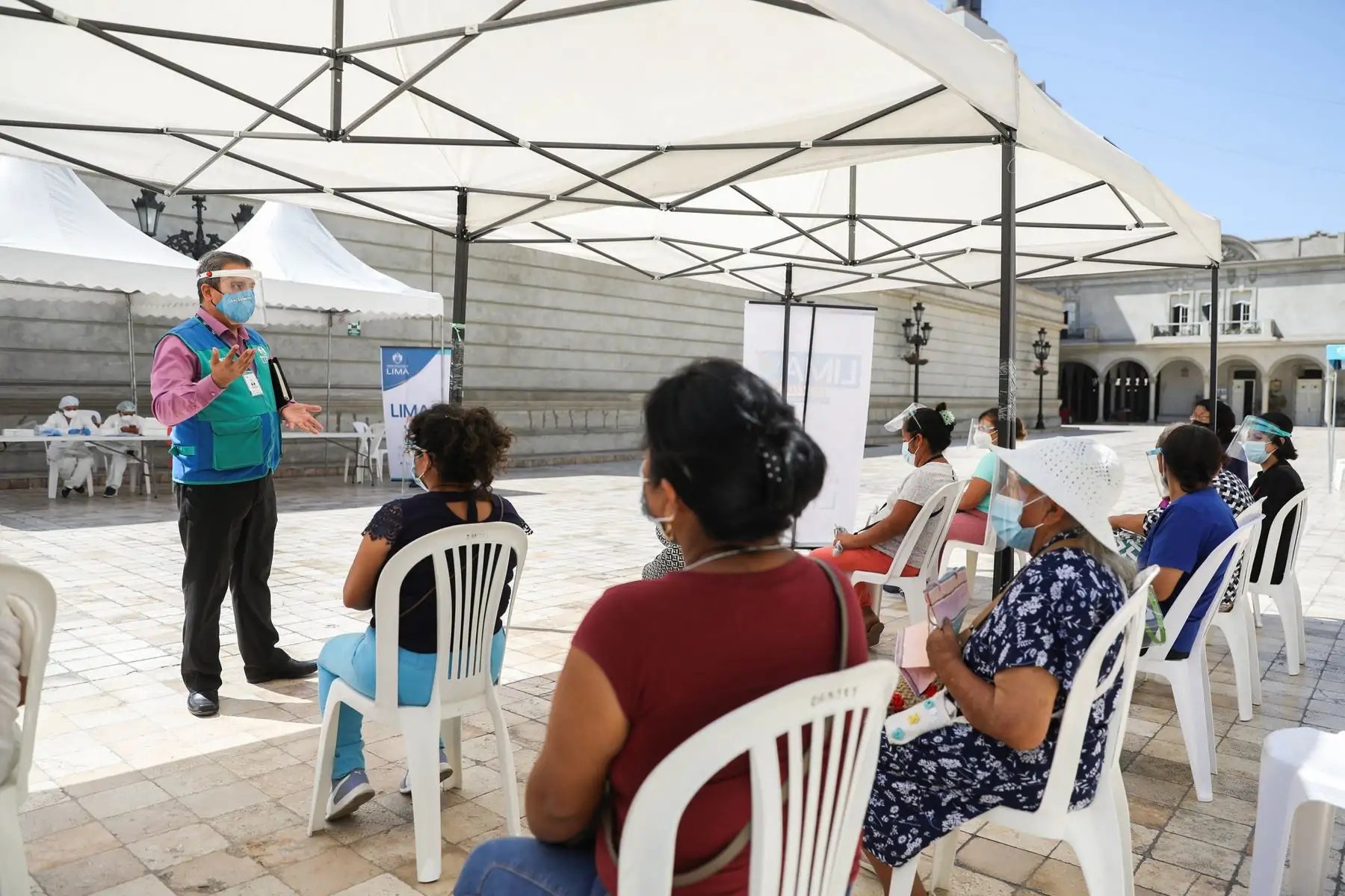 La Municipalidad de Lima, en coordinación con la Dirección de Redes Integradas de Salud (Diris) de Lima Centro, la Defensoría del Pueblo y el Ministerio de Desarrollo e Inclusión Social, realizó pruebas de descarte Covid-19 a trabajadores y comensales de los comedores populares del Cercado de Lima. Foto: ANDINA/Municipalidad de Lima