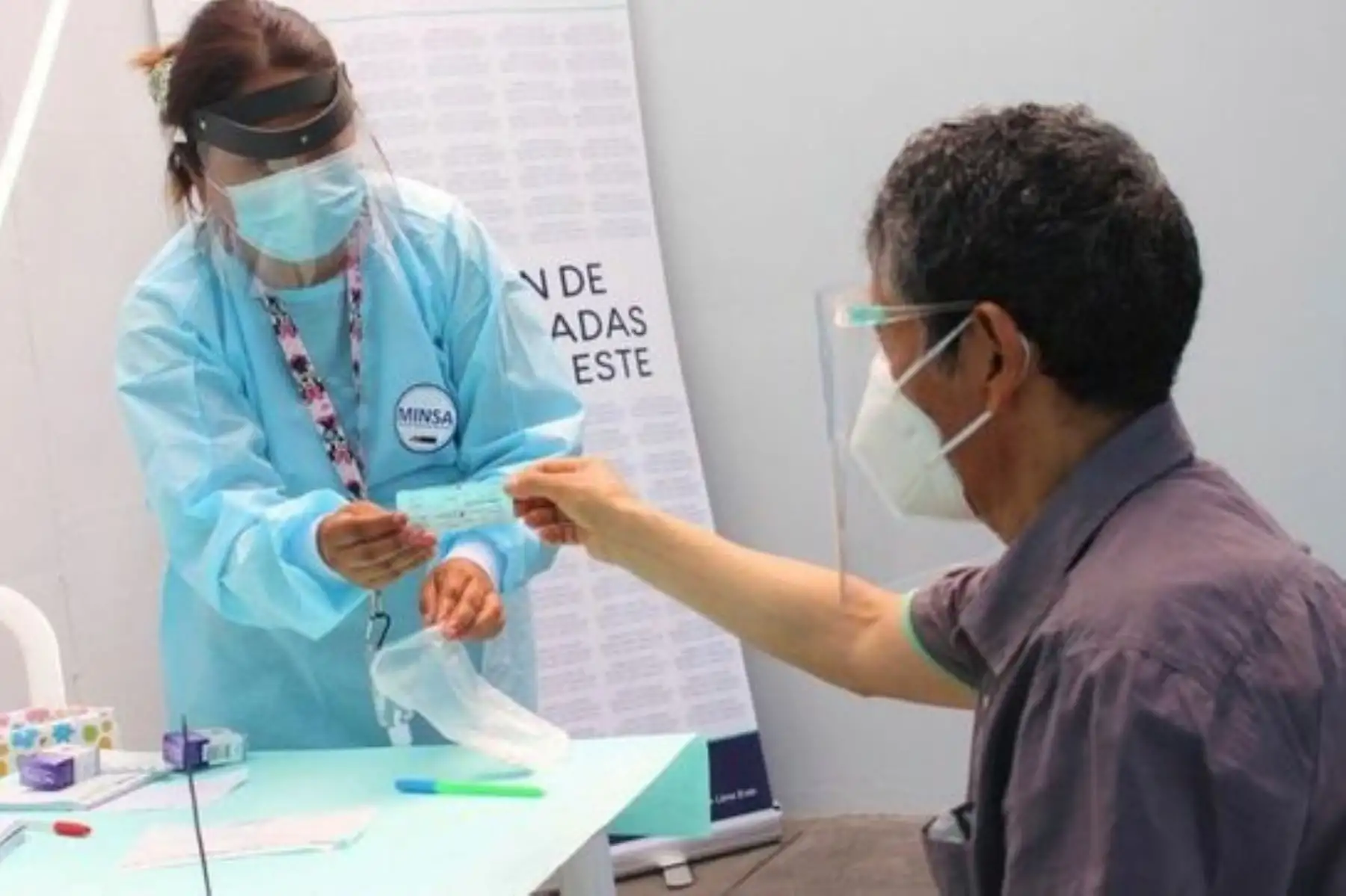 El Ministerio de Salud (Minsa), a través de la Dirección de Redes Integradas de Salud (Diris) Lima Este, implementó un Centro Rápido de Atención Temporal (CRAT) fijo en Santa Anita, para que las personas con síntomas o sospecha de COVID-19 accedan a un diagnóstico oportuno de la enfermedad, previa evaluación clínica.  Foto: ANDINA/Difusión