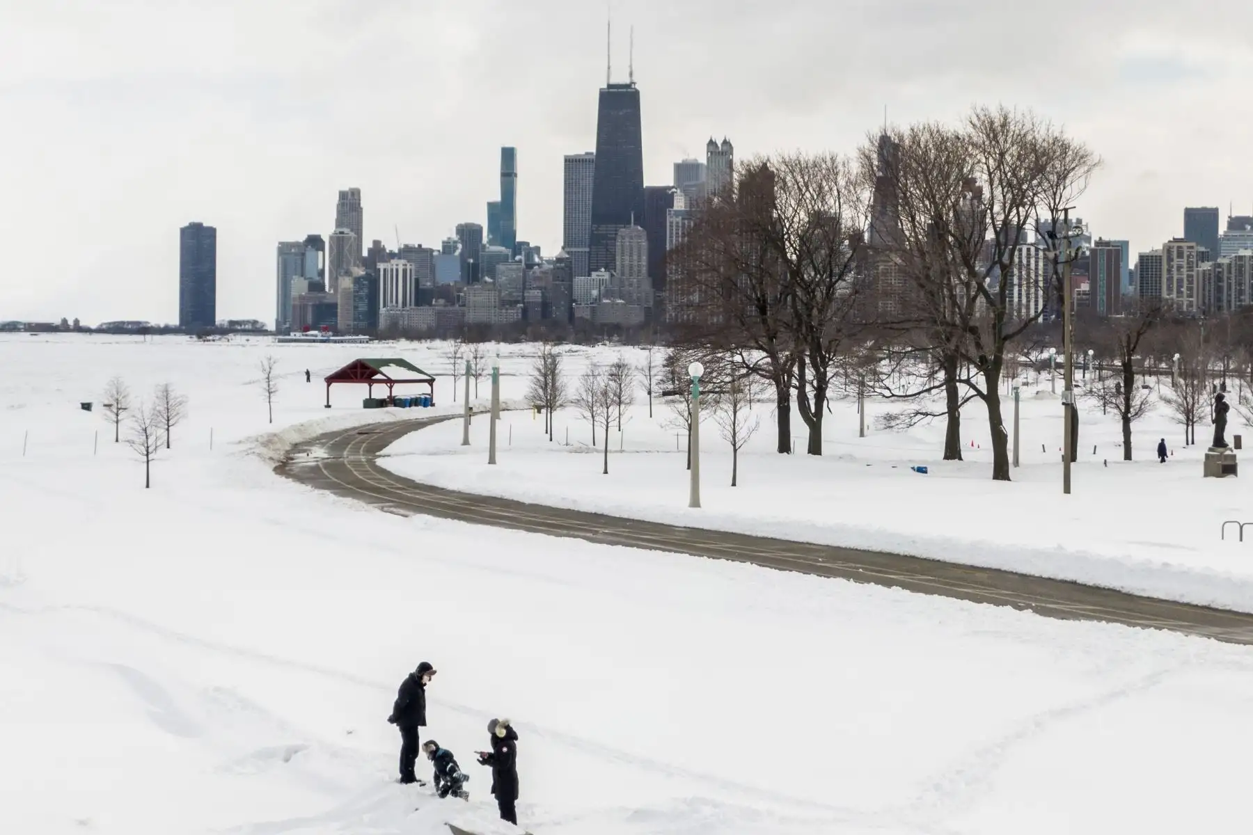 Una fotografía aérea realizada con un dron muestra a personas en la nieve del lago Michigan después de que una nevada nocturna se acumulara más de 45,72 cm (18 pulgadas) en el suelo y las carreteras de Chicago, Illinois. Foto: EFE