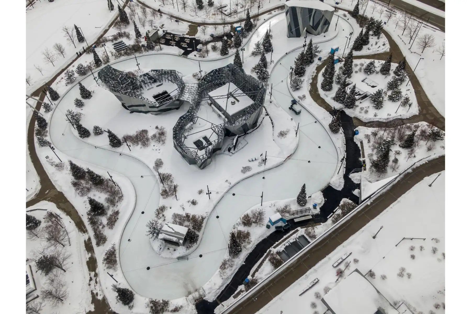 Una fotografía aérea realizada con un dron muestra la repavimentación de la cinta de patinaje sobre hielo en Maggie Daley Park después de que una nevada nocturna cubriera su totalidad. Foto: EFE