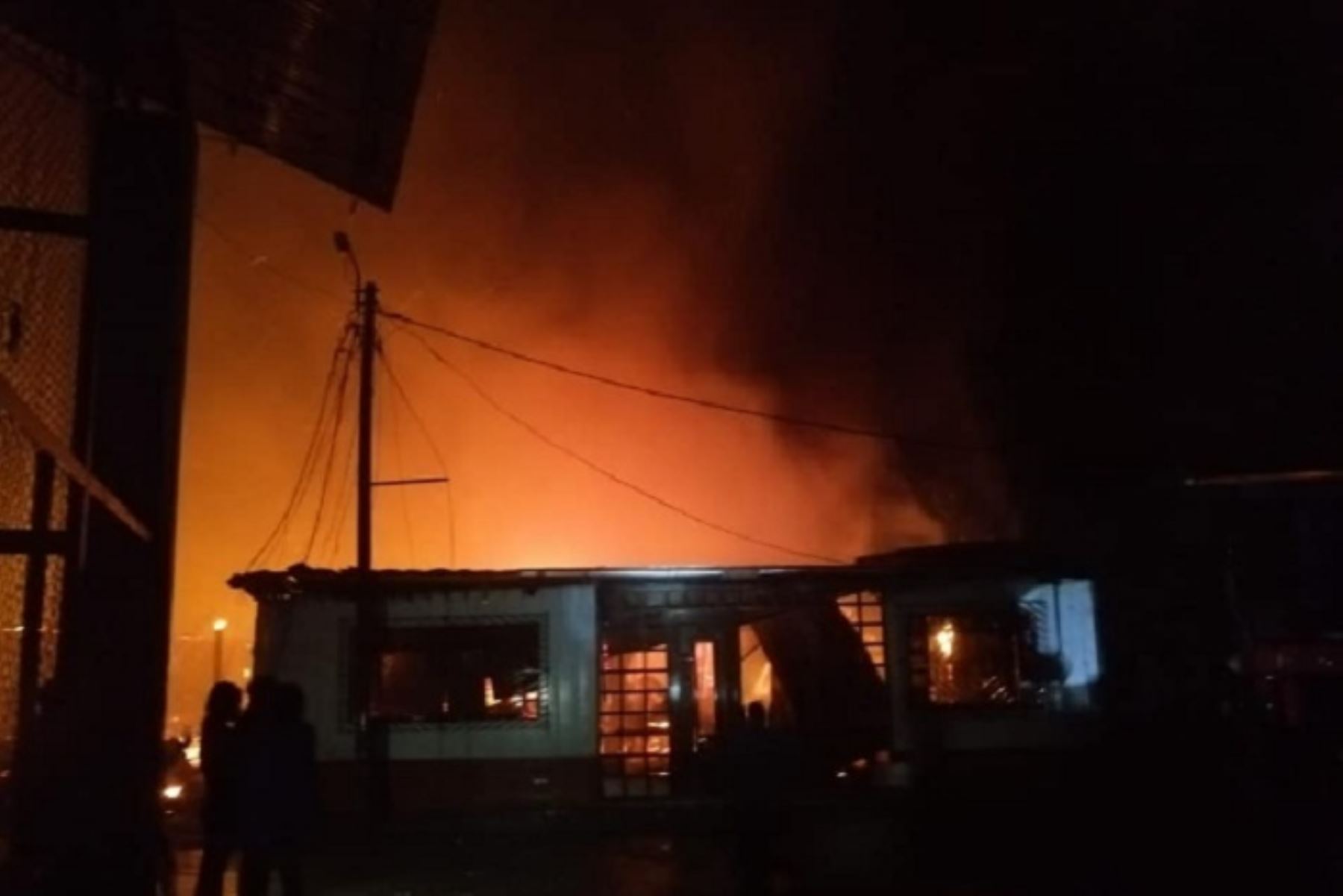 Rayo provoca incendio en discoteca de Loreto que funcionaba en toque de queda