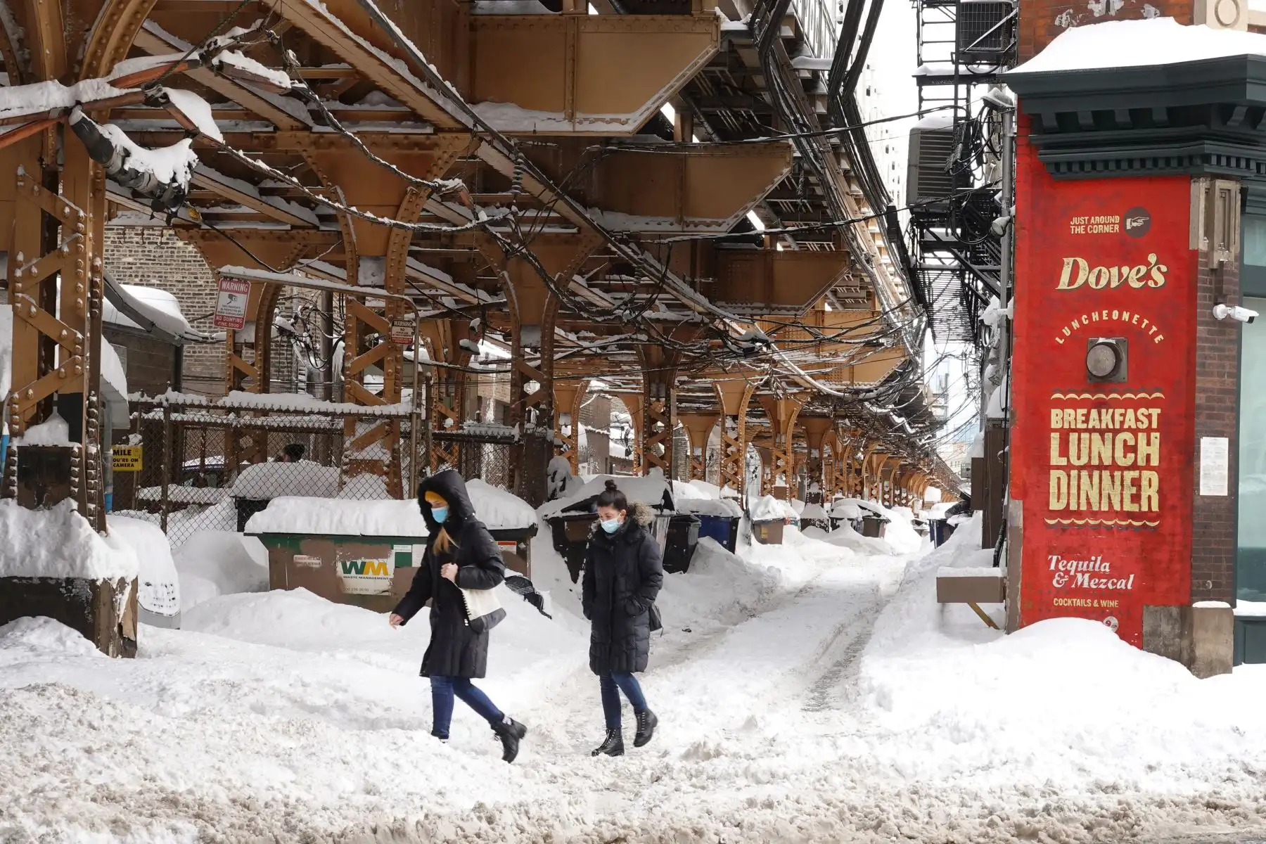 Las mujeres caminan por una acera cubierta de nieve en Chicago, Illinois, en Estados Unidos. Foto: AFP